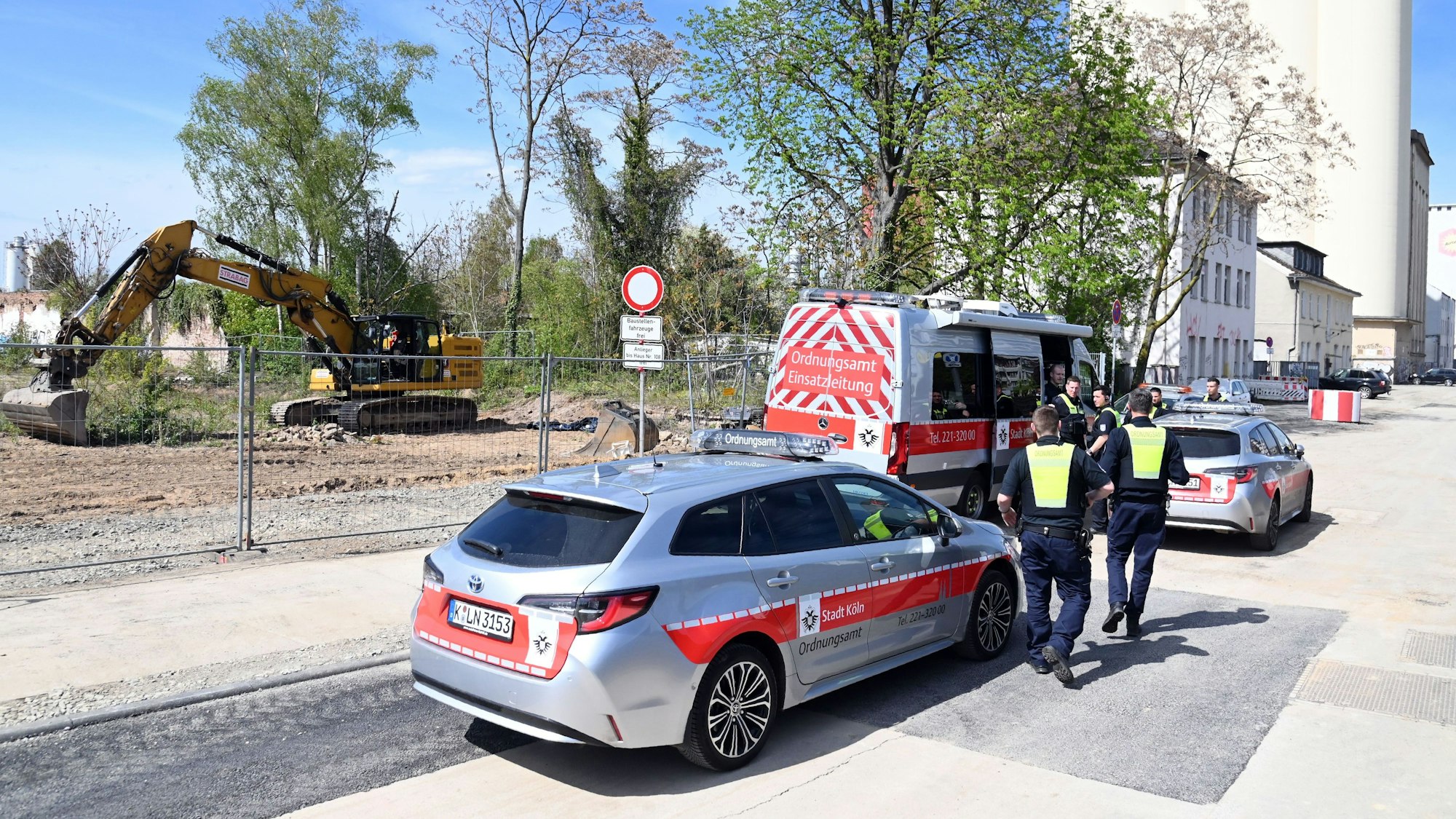 An der Siegburger Straße wurde unweit der Essigfabrik eine Bombe aus dem Zweiten Weltkrieg gefunden. Da der Blindgänger beschädigt ist, muss er gesprengt werden.