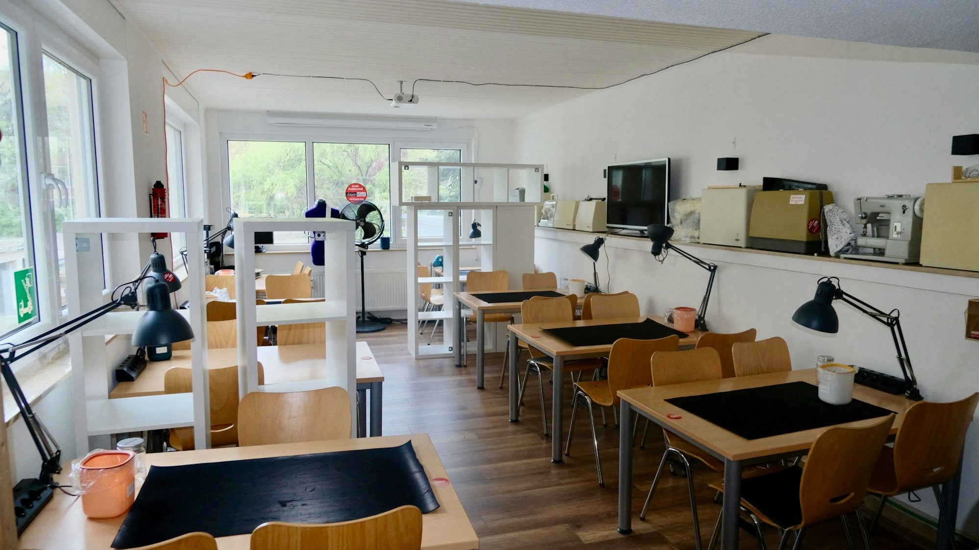 Der Gemeinschaftsraum bietet zahlreiche Arbeitsplätze für verschiedene Gruppenveranstaltungen.