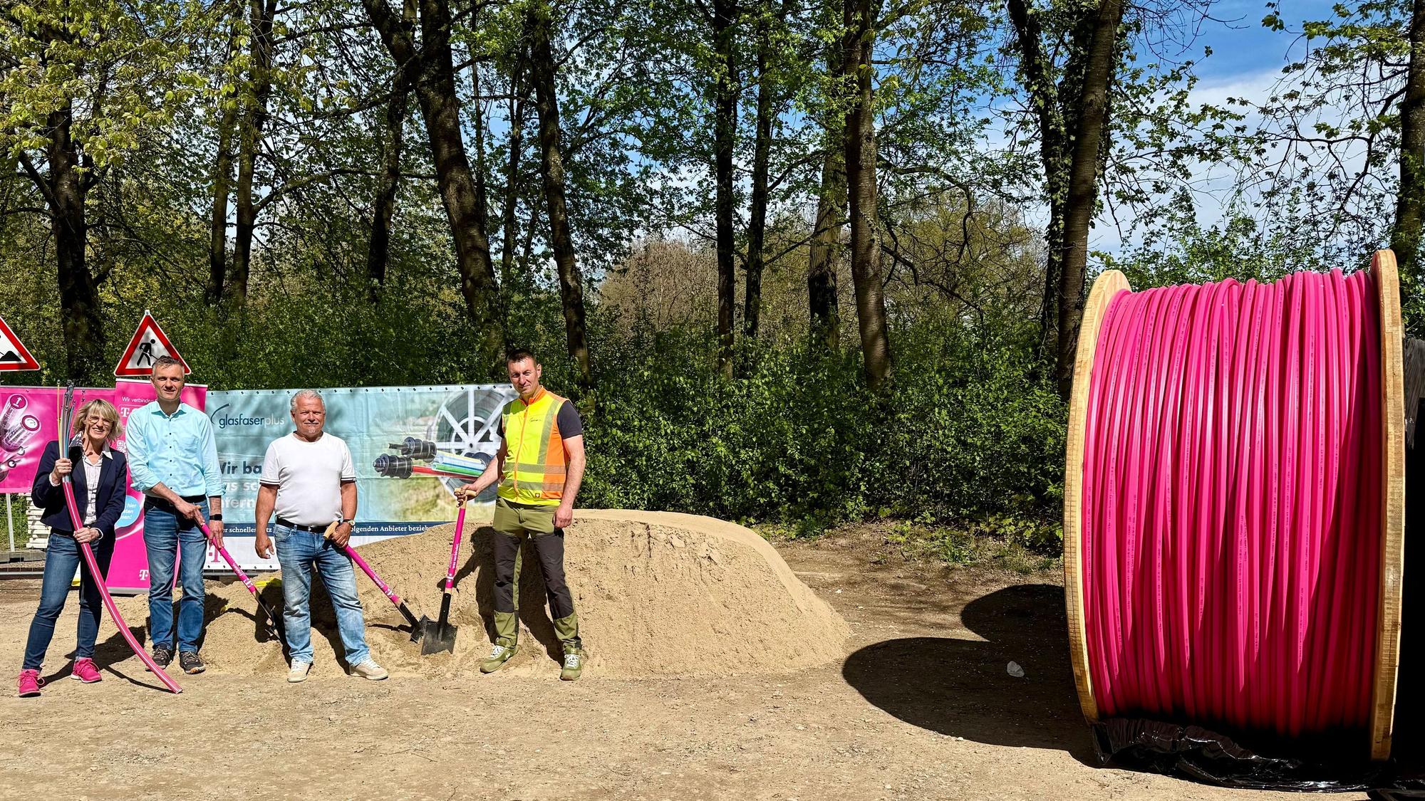 Spatenstich zum Glasfaser-Ausbau auf dem Griesberg