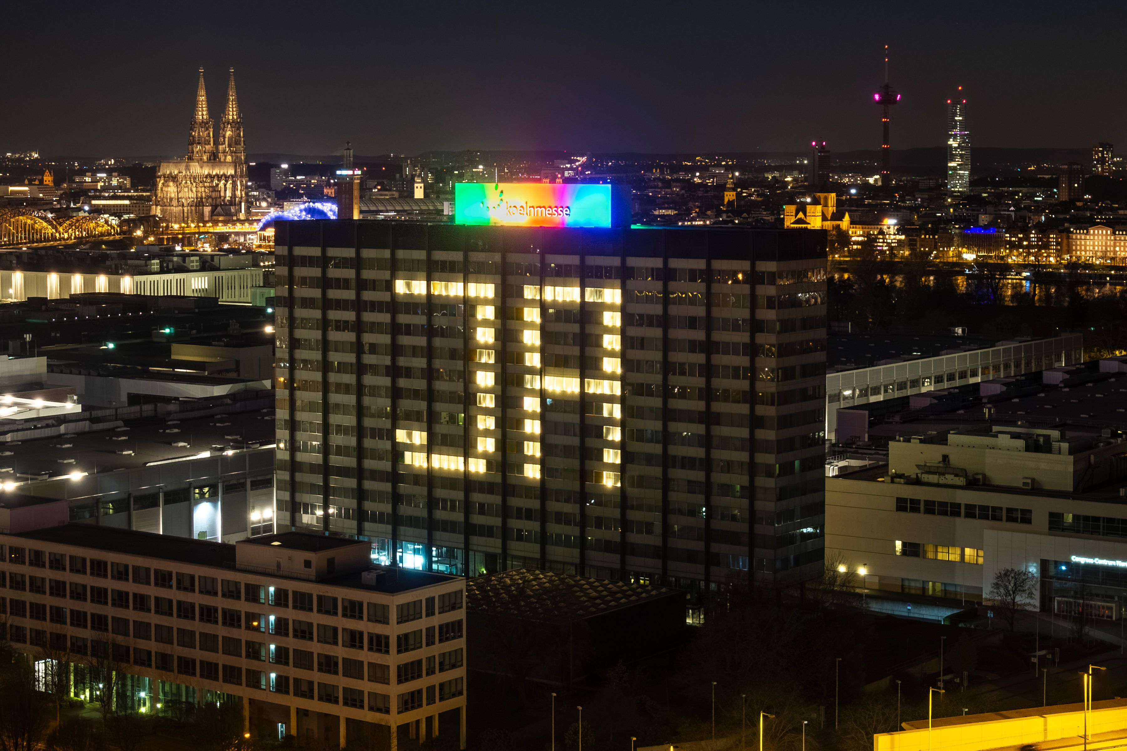 Auf dem Messehochhaus leuchtet der Schriftzug "JA"