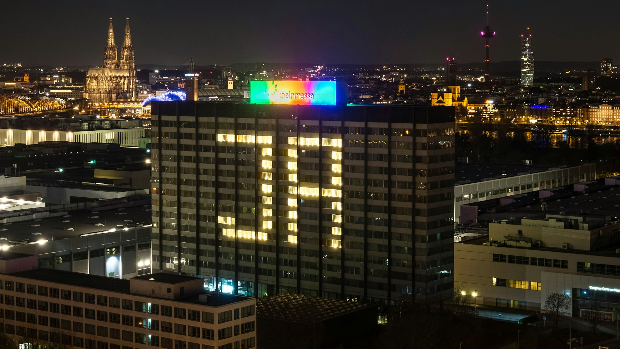 Auf dem Messehochhaus leuchtet der Schriftzug "JA"
