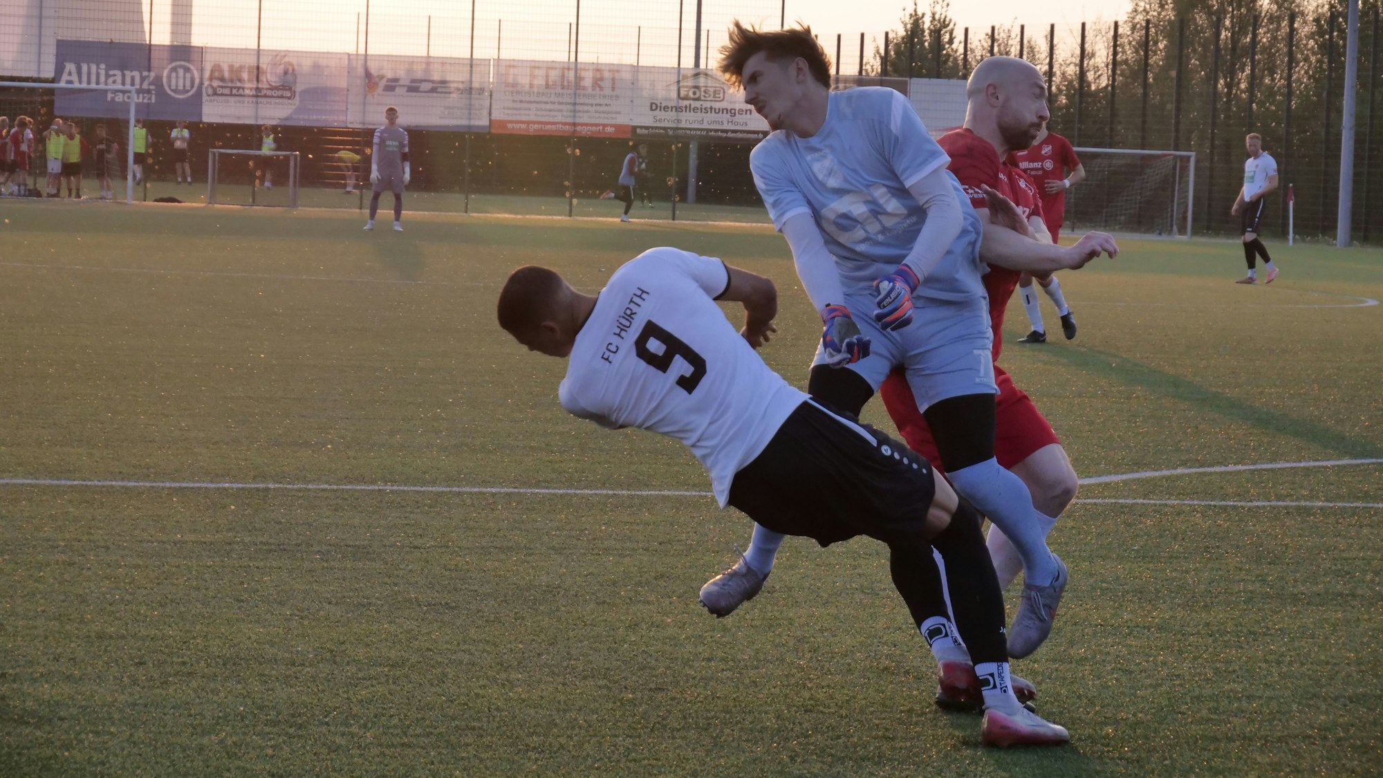 Bei diesem Zusammenprall verletzten sich Feldspieler Manuel Kabambi (l. FC Hürth) und Torhüter Alex Taach schwer und konnten danach die Partie nicht weiter fortsetzen.