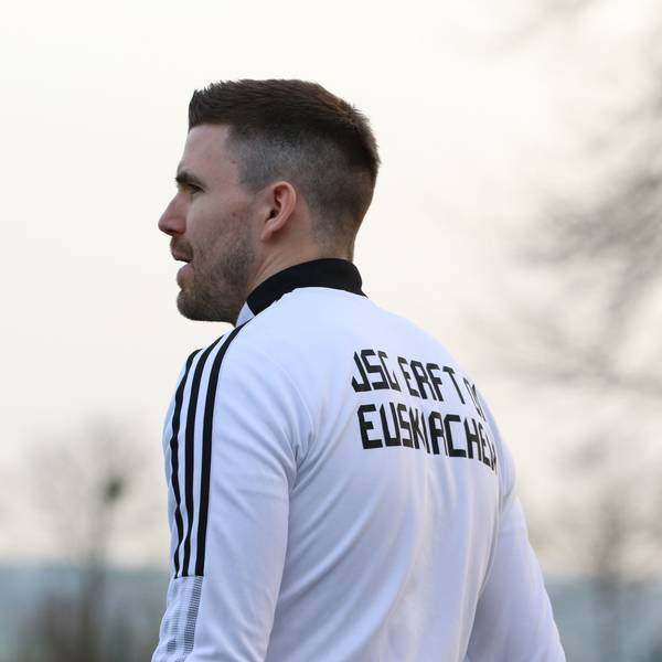 Das Bild zeigt Marcel Schmitz an der Seitenlinie.