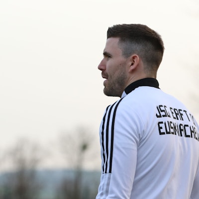 Das Bild zeigt Marcel Schmitz an der Seitenlinie.