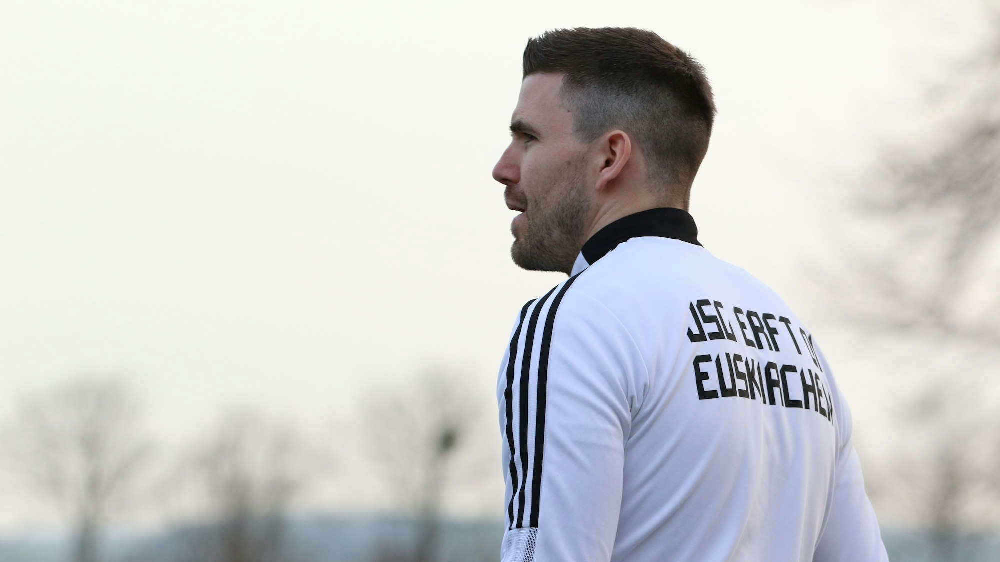 Das Bild zeigt Marcel Schmitz an der Seitenlinie.