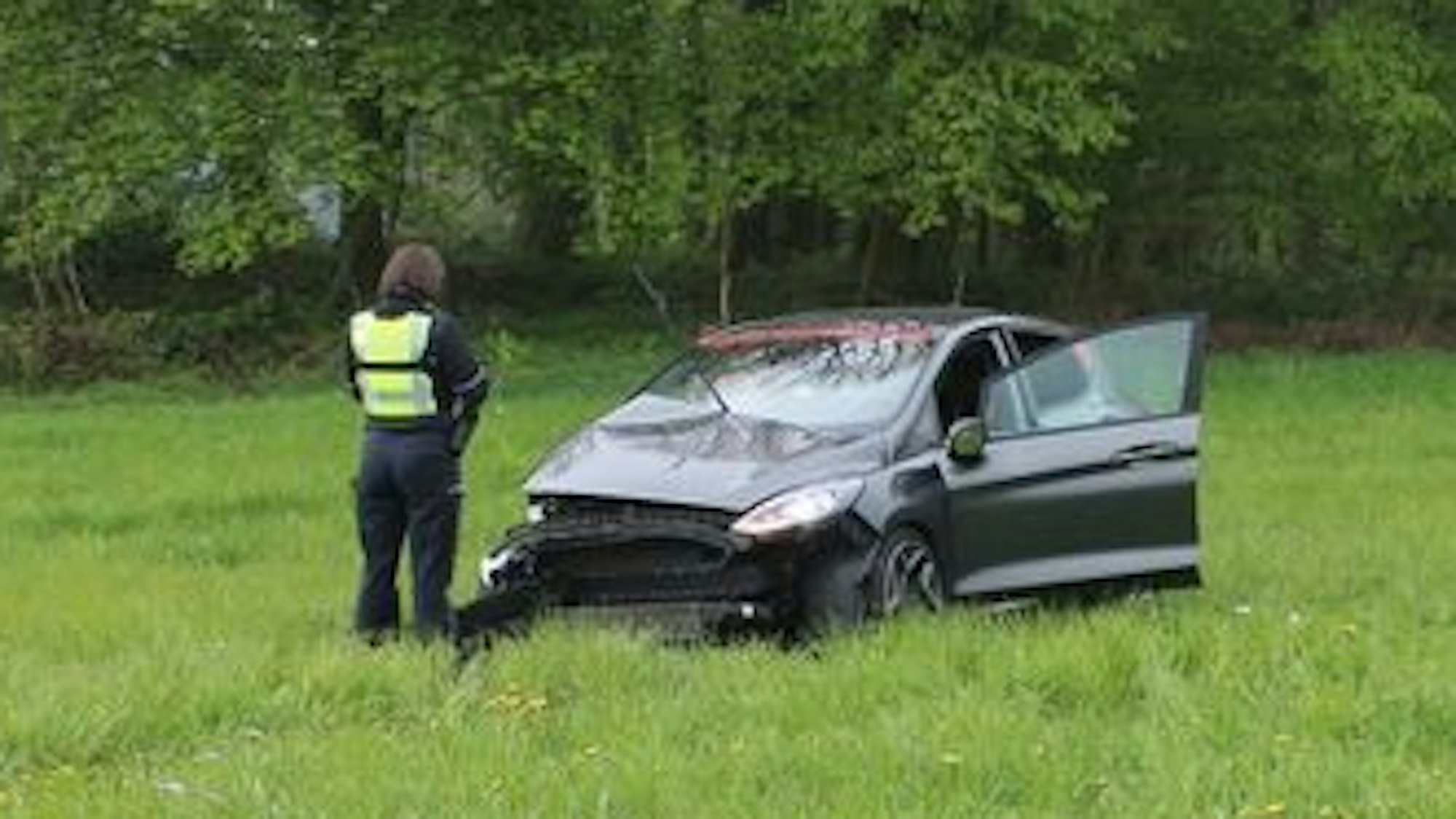 Der bei dem Unfall in Rösrath beschädigte Ford.