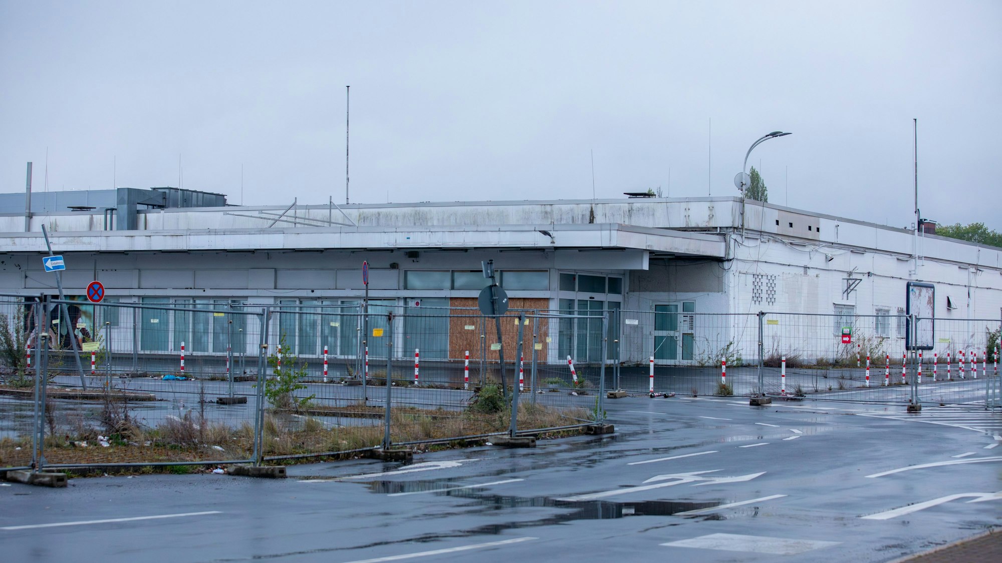 Seit Ende Juni 2022 ist der Real-Markt geschlossen. Seitdem verwahrlosen das Gebäude und das Gelände an der Rudolf-Diesel-Straße in Porz-Eil.