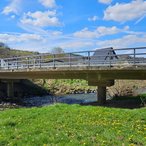 Blick von der Seite auf die Brücke mit ihren zwei Pfeilern.