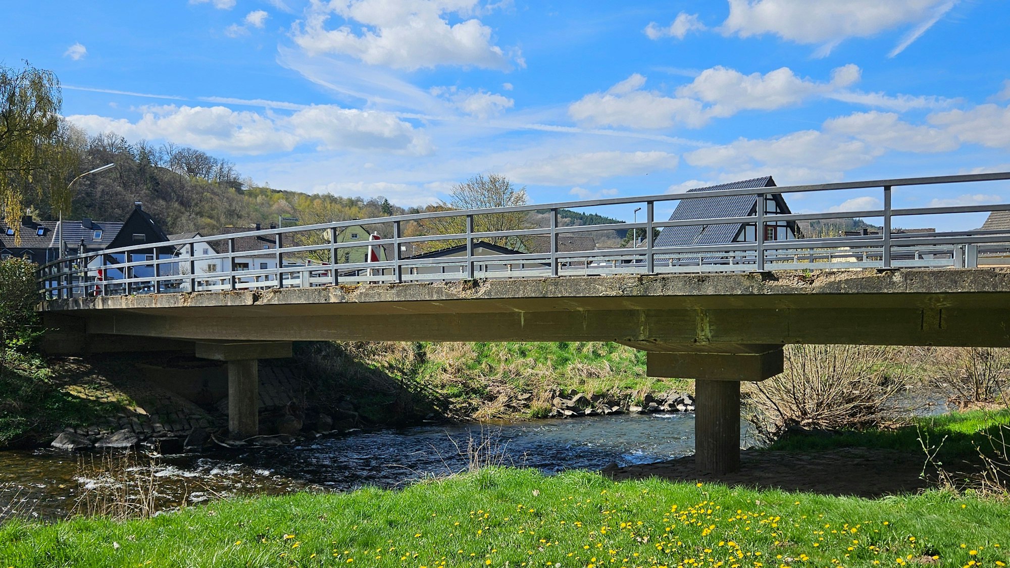 Blick von der Seite auf die Brücke mit ihren zwei Pfeilern.