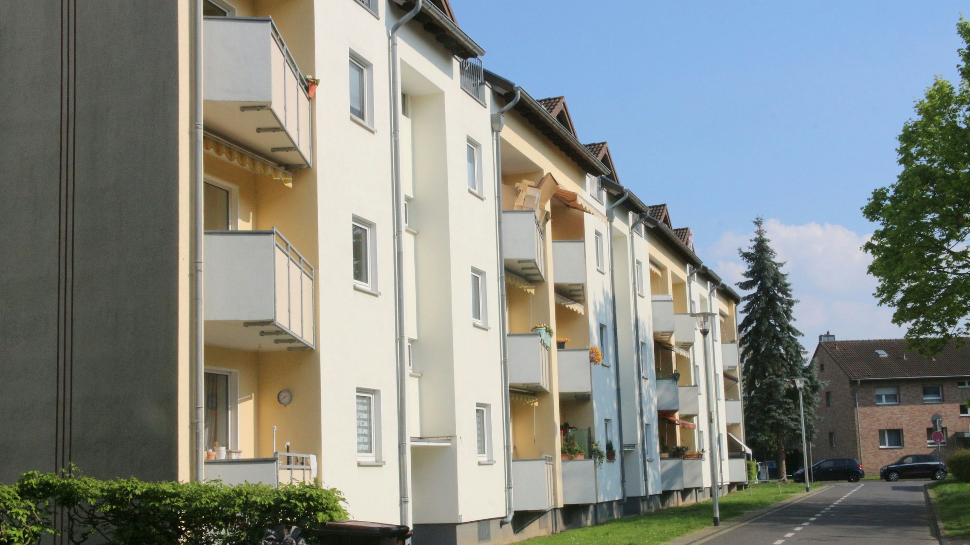 Das Bild zeigt die Wohnsiedlung an der Straße.