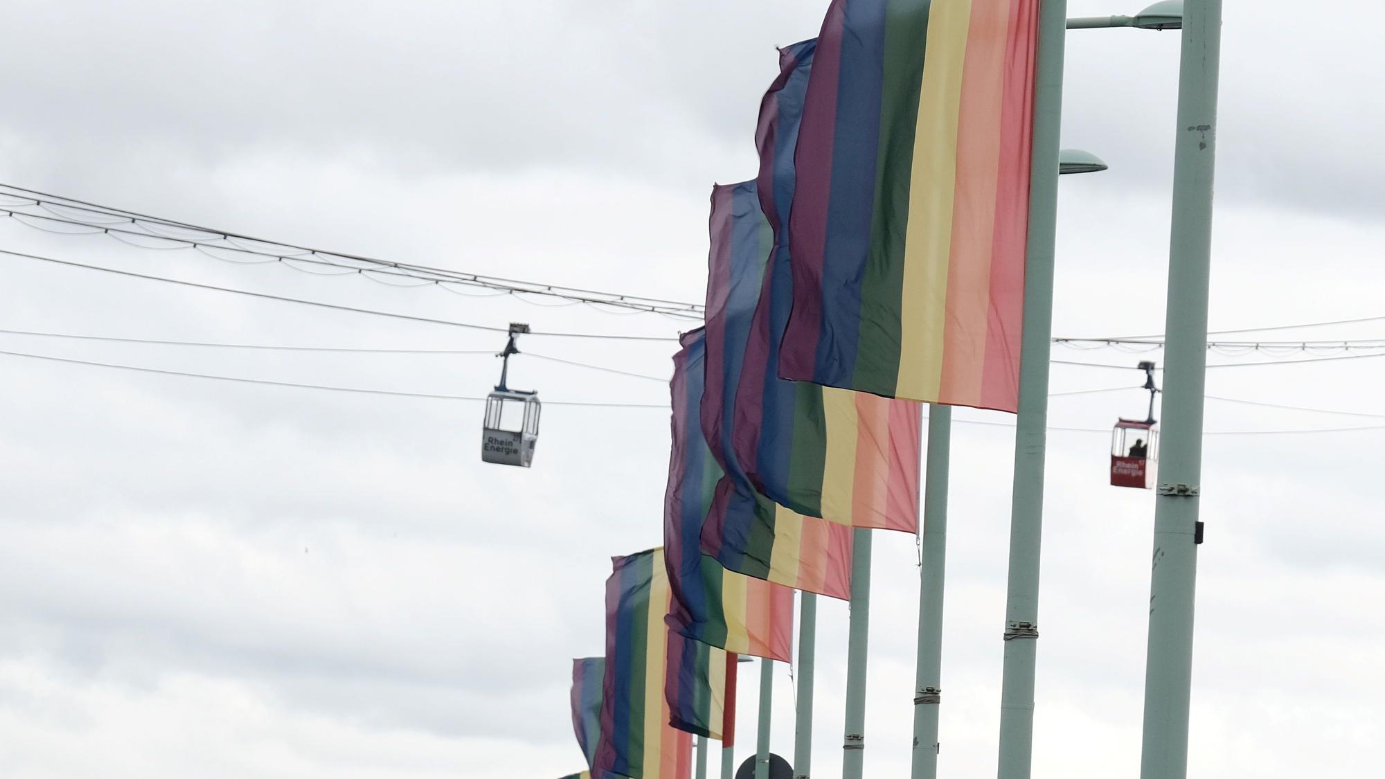 Die Stadt Köln setzt Zeichen für Vielfalt und gegen Diskriminierung und hisst Regenbogenflaggen auf der Zoobrücke anlässlich des CSD. Foto: Max Grönert