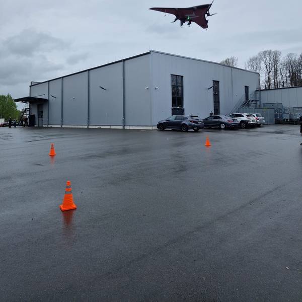 Eine Drohne bei einem Testflug in Reichshof-Wehnrath.