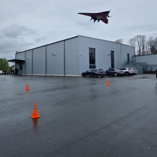 Eine Drohne bei einem Testflug in Reichshof-Wehnrath.