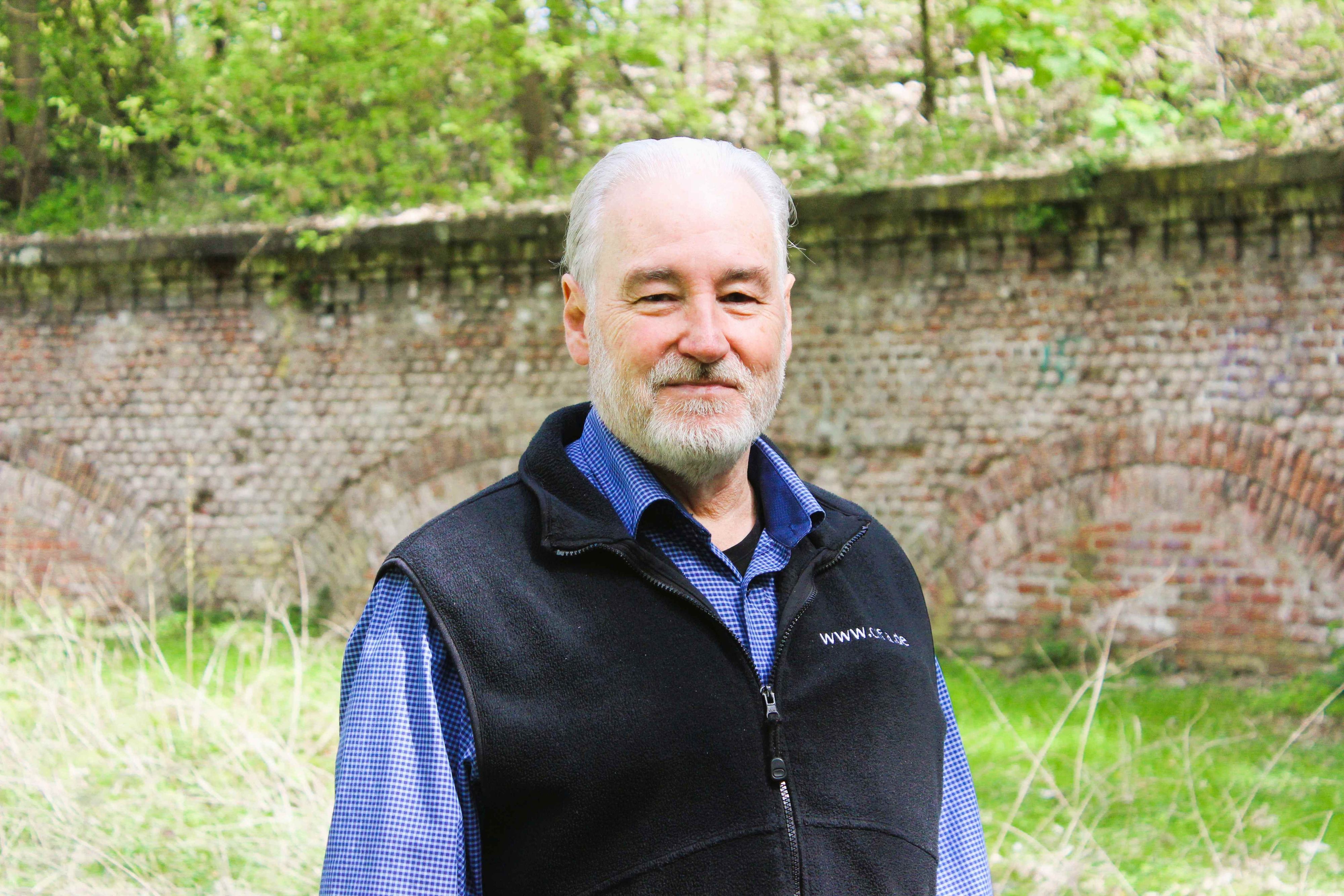 Crifa-Vorsitzender Robert Schwienbacher steht vor dem Zwischenwerk.