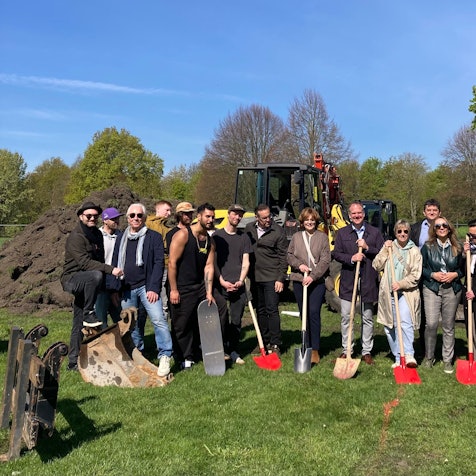 Das Foto zeigt die Gruppe von Männern und Frauen beim symbolischen ersten Spatenstich.