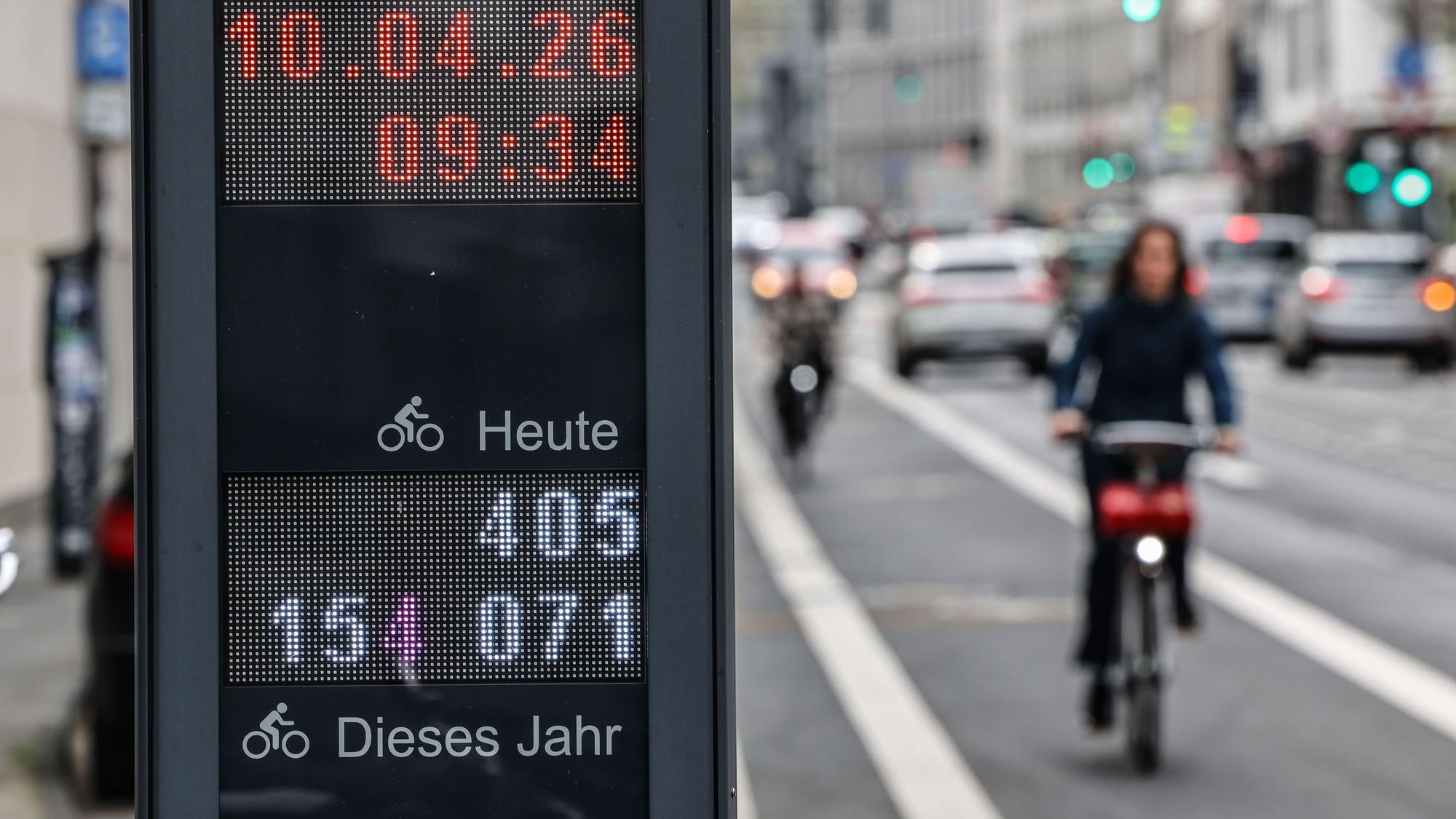 10.04.2026, Nordrhein-Westfalen, Köln: Eine Radfahrerin fährt in der Innenstadt an einer Dauerzählstelle vorbei, die die Nutzung der Radwege und Radspuren erfassen. Die Landesregierung in Nordrhein-Westfalen plant 1.000 Kilometer neue Radwege zu bauen. Foto: Oliver Berg/dpa +++ dpa-Bildfunk +++