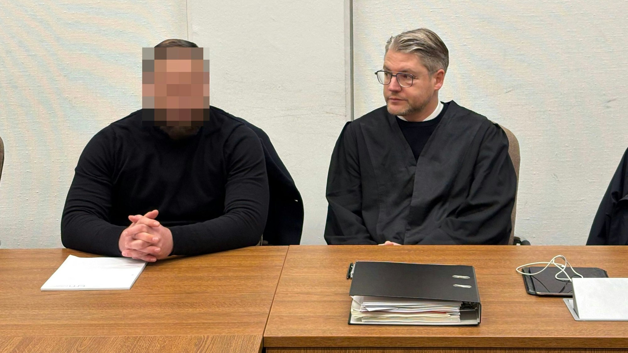 Der Angeklagte Hami S. mit seinem Verteidiger Leonhard Mühlenfeld beim Prozessauftakt im Landgericht Köln.