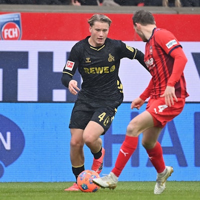 Fynn SCHENTEN 1.FC Koeln, Aktion,Zweikampf gegen Tim SIERSLEBEN Heidenheim. Fussball 1. Bundesliga Saison 2025/2026, 16.Spieltag, Spieltag16 1.FC Heidenheim - 1.FC Koeln 2-2 am 10.01.2026, VOITH ARENA *** Fynn SCHENTEN 1 FC Koeln , Action,duel against Tim SIERSLEBEN Heidenheim Football 1 Bundesliga Season 2025 2026, 16 Matchday, Matchday16 1 FC Heidenheim 1 FC Koeln 2 2 on 10 01 2026, VOITH ARENA