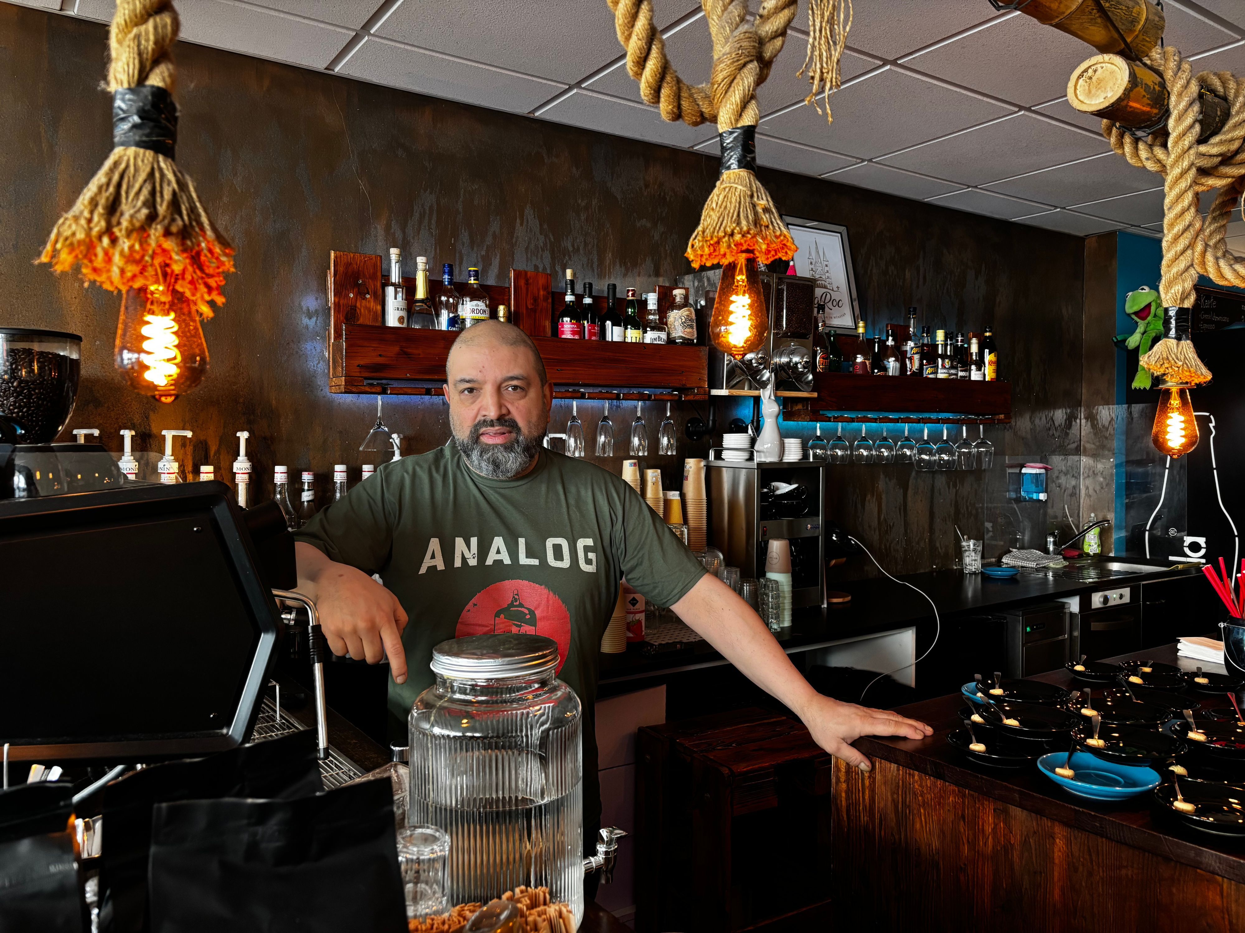 Lais Etemadi hinter der Theke.