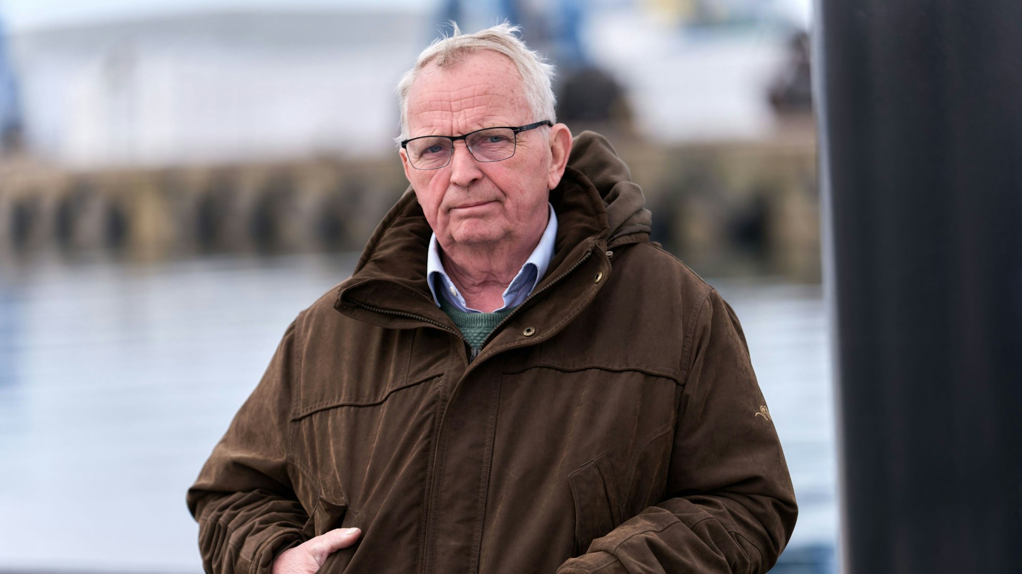 Till Backhaus (SPD), Umweltminister von Mecklenburg-Vorpommern, posiert am Wismarer Hafen im Anschluss an ein Pressegespräch für Fotografen.