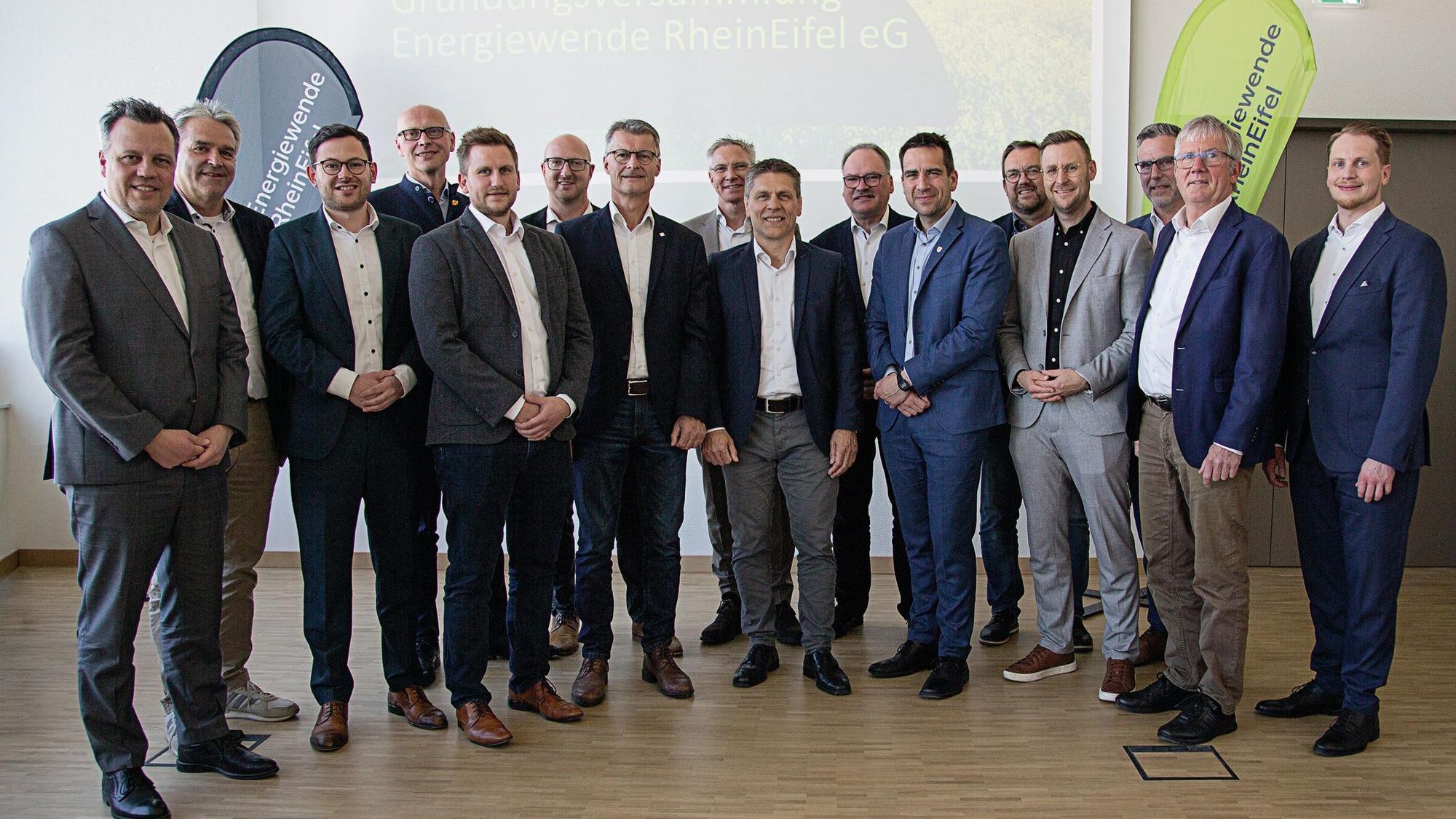 Das Bild zeigt die Verantwortlichen, die die Energiegenossenschaft gegründet haben.