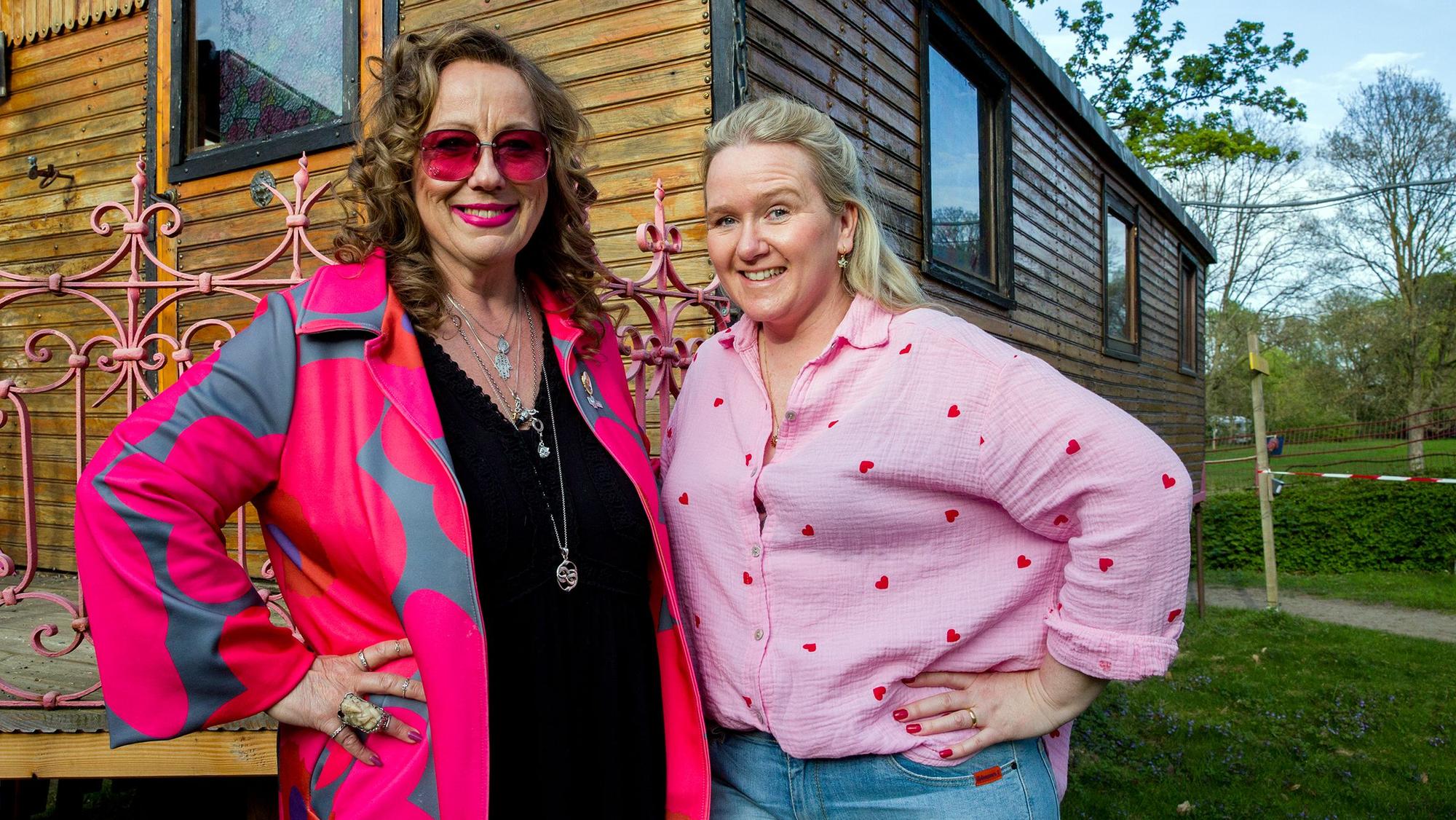 Regisseurin Susanne Kamp (l.) und Spielleiterin Nina Blume bei der Kumede-Probe im Latibul.