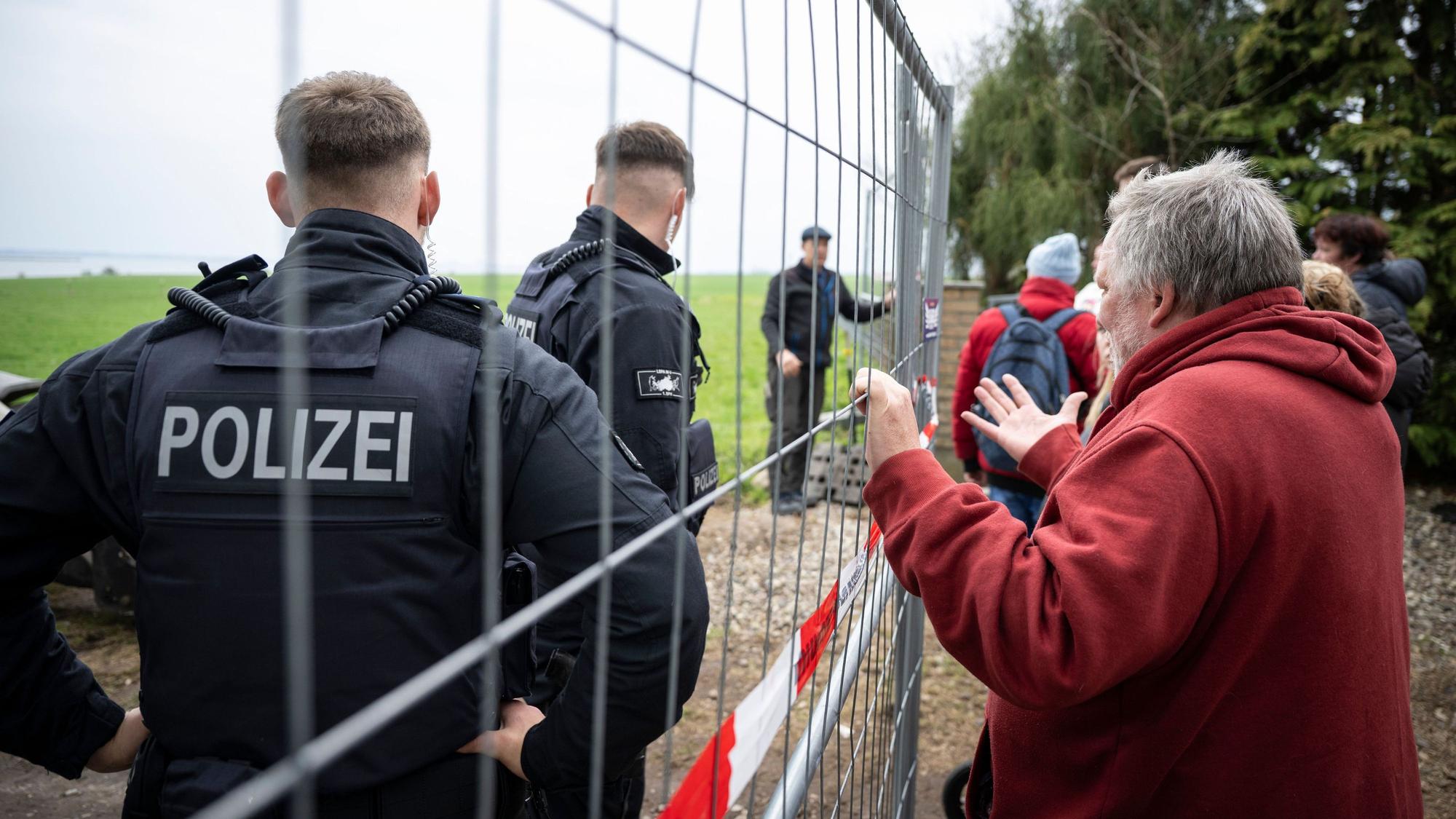 Polizisten sperren am Ufer einen Zugang in der Nähe des gestrandeten Buckelwals.
