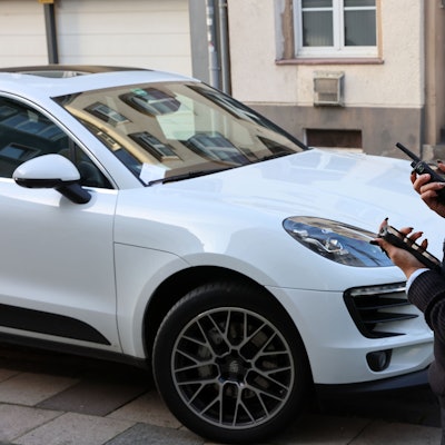 Eine Mitarbeiterin des Ordnungsamts entdeckt einen Falschparker.