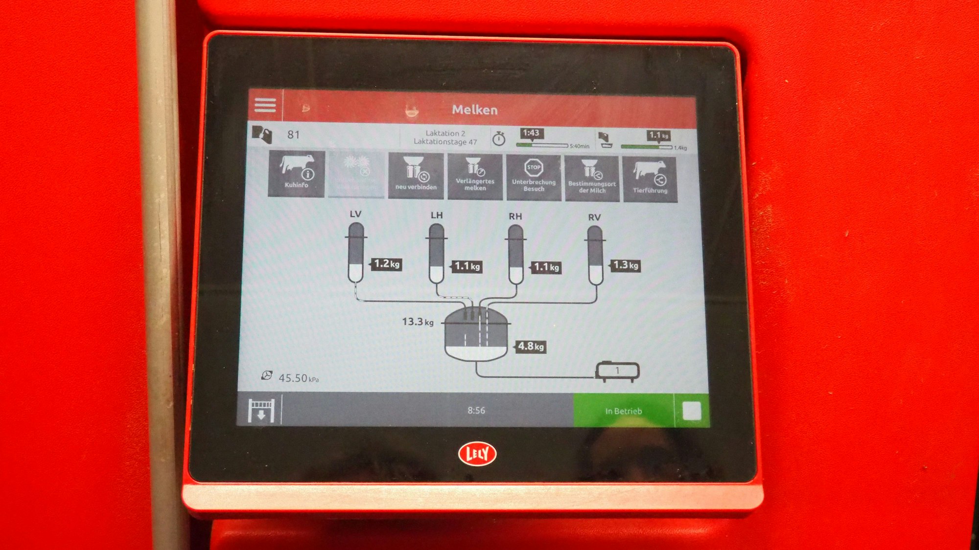 Das Display des Melkroboters, der jede einzelne Zitze der Kuh im Melkstand überwacht.