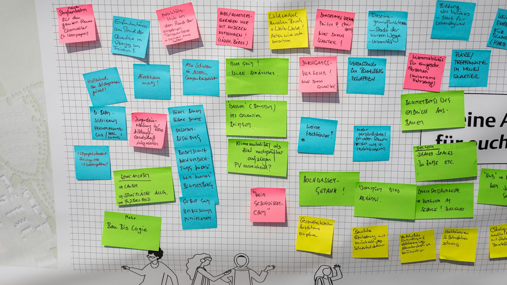 Hinweise von Bürgern kleben bei einer Veranstaltung zur Bürgerbeteiligung in Chorweiler auf Stellwänden, an denen die Entwürfe von Architekten für den neuen Stadtteil Kreuzfeld gezeigt werden. Im Kölner Norden soll im nächsten Jahrzehnt komplett neuer Stadtteil entstehen, derzeit läuft ein Architekturwettbewerb. Foto: Matthias Heinekamp