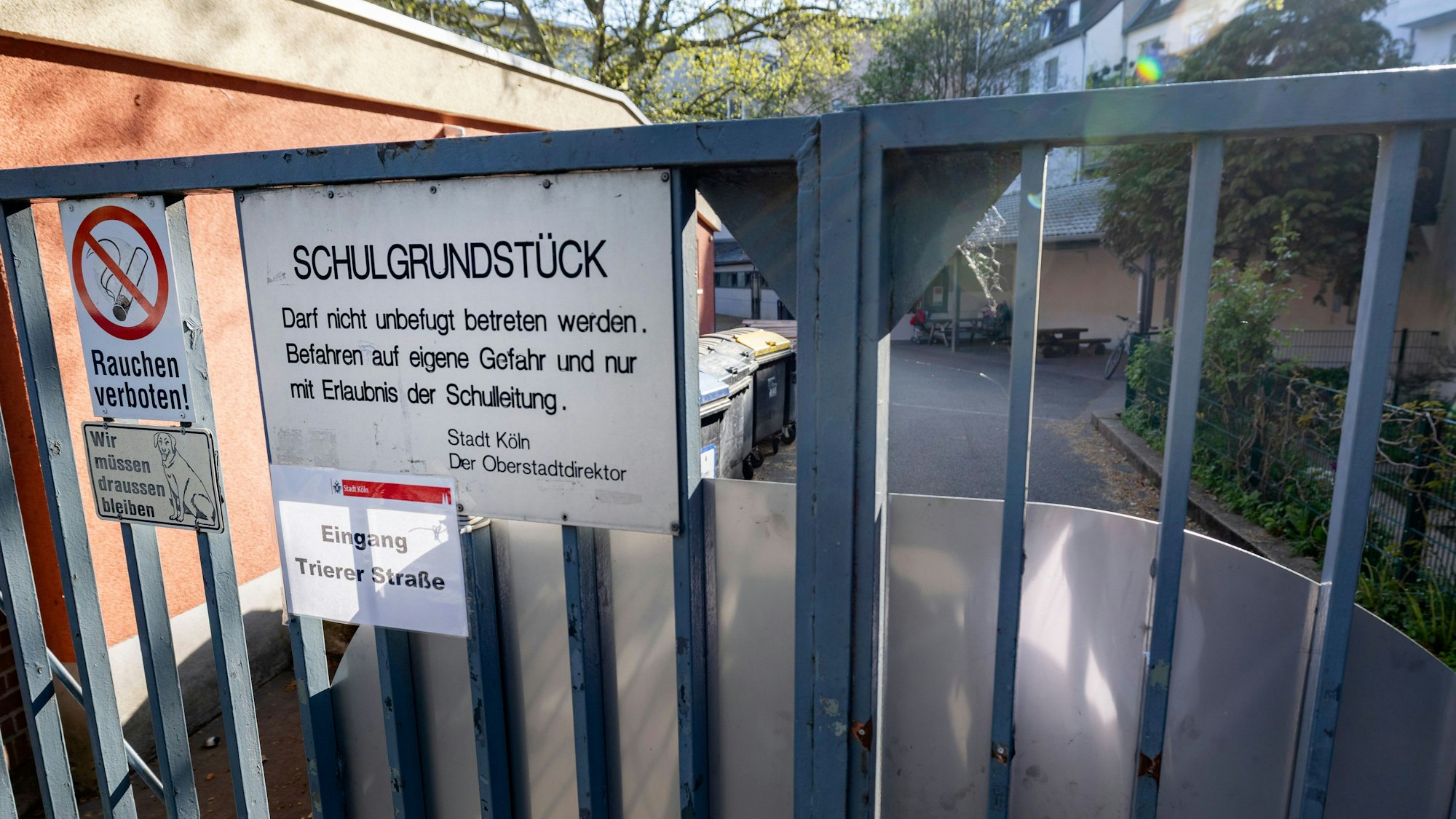 An Kölner Schulhöfen hängen Schilder, die den Zutritt für die Öffentlichkeit verbieten.