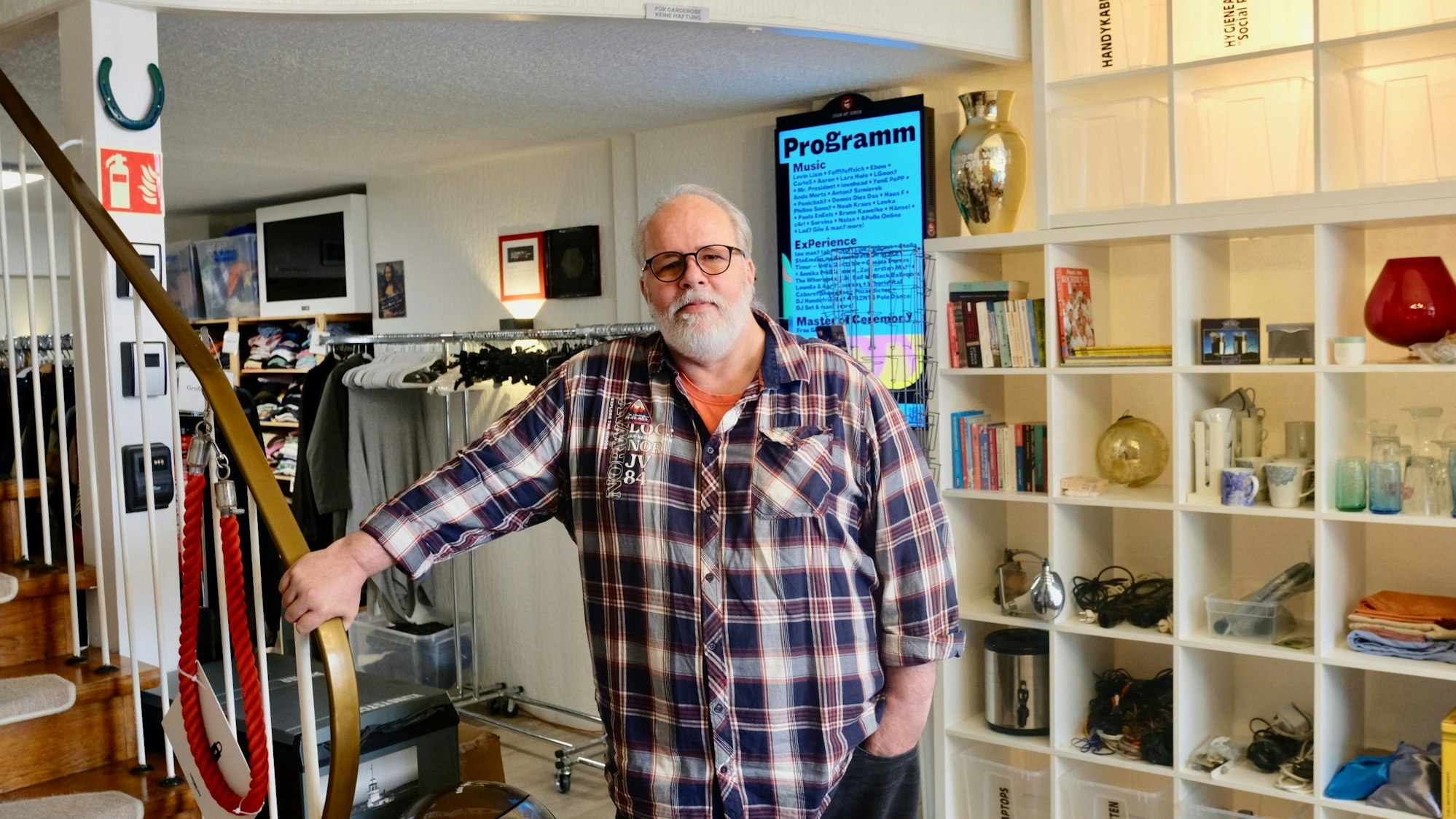 Vereinsvorstand Günter Schmitt in den neuen Vereinsräumen an der Luxemburger Straße 284a.