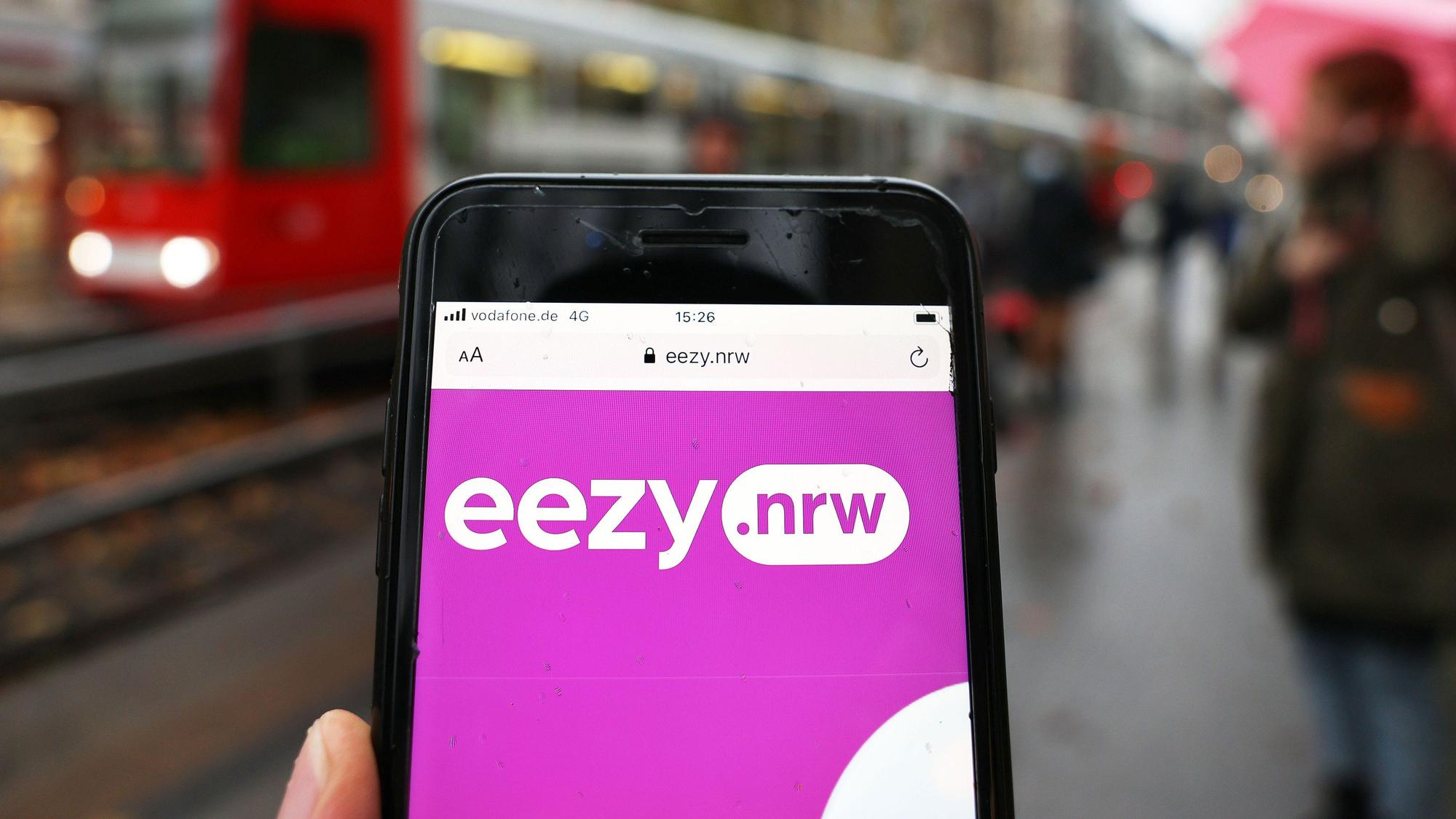 Auf einem Smartphone ist die Startseite von des neuen NRW-Tarifanbieters für Busse und Bahnen, "eezy.nrw" zu sehen. Mit dem Tarif soll das Fahren in Bus und Bahn einfacher werden.