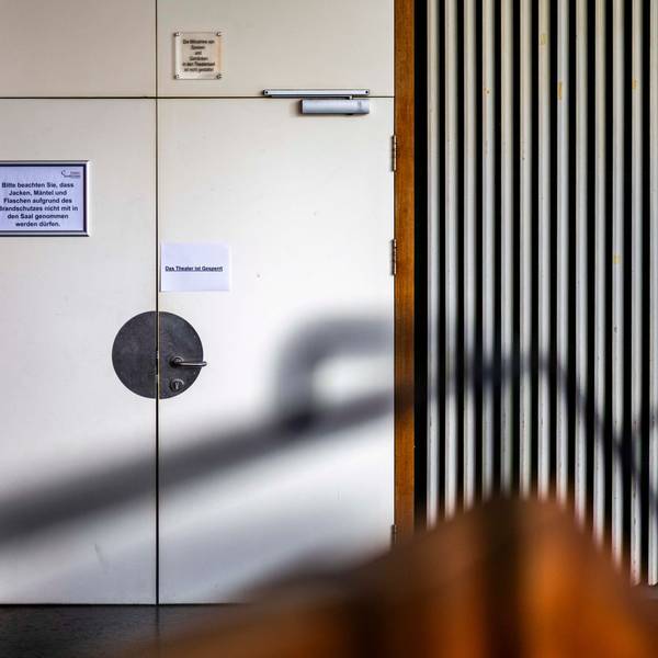 Das Bild zeigt das Stadttheater in Euskirchen. An einer Eingangstür steht „Das Theater ist gesperrt“.