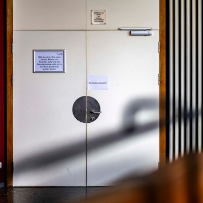 Das Bild zeigt das Stadttheater in Euskirchen. An einer Eingangstür steht „Das Theater ist gesperrt“.