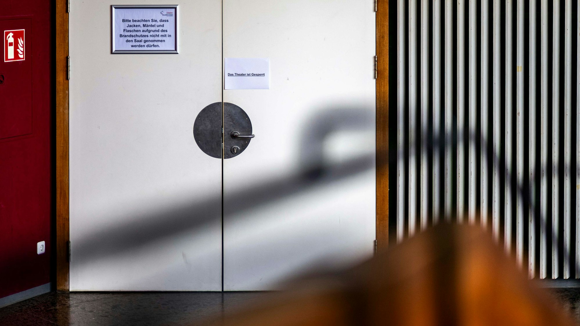 Das Bild zeigt das Stadttheater in Euskirchen. An einer Eingangstür steht „Das Theater ist gesperrt“.