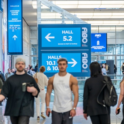 Besucher der Fibo auf dem Messegelände in Köln