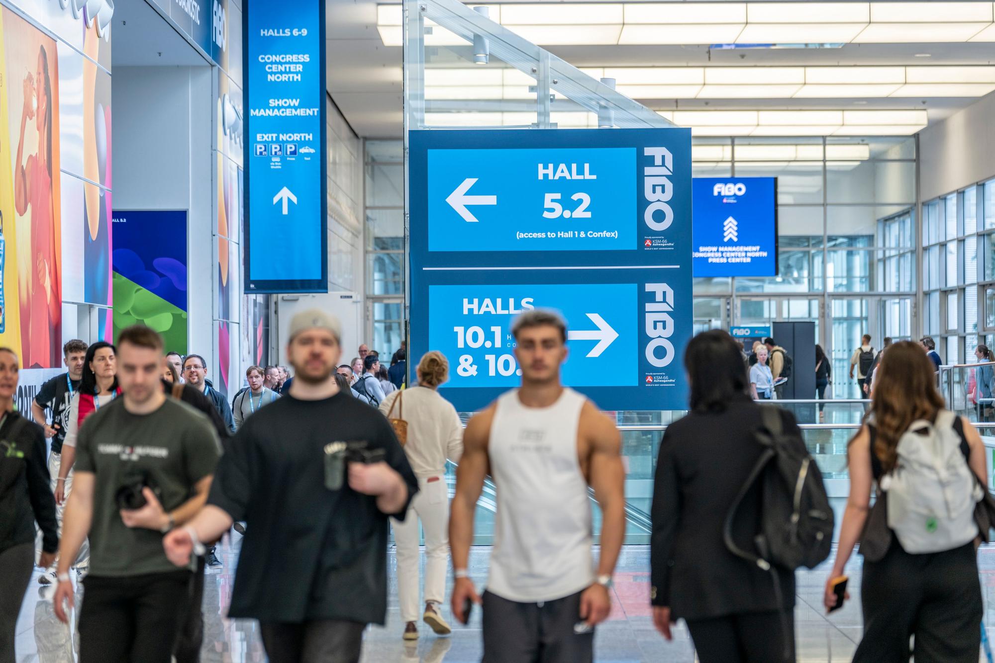 Besucher der Fibo auf dem Messegelände in Köln