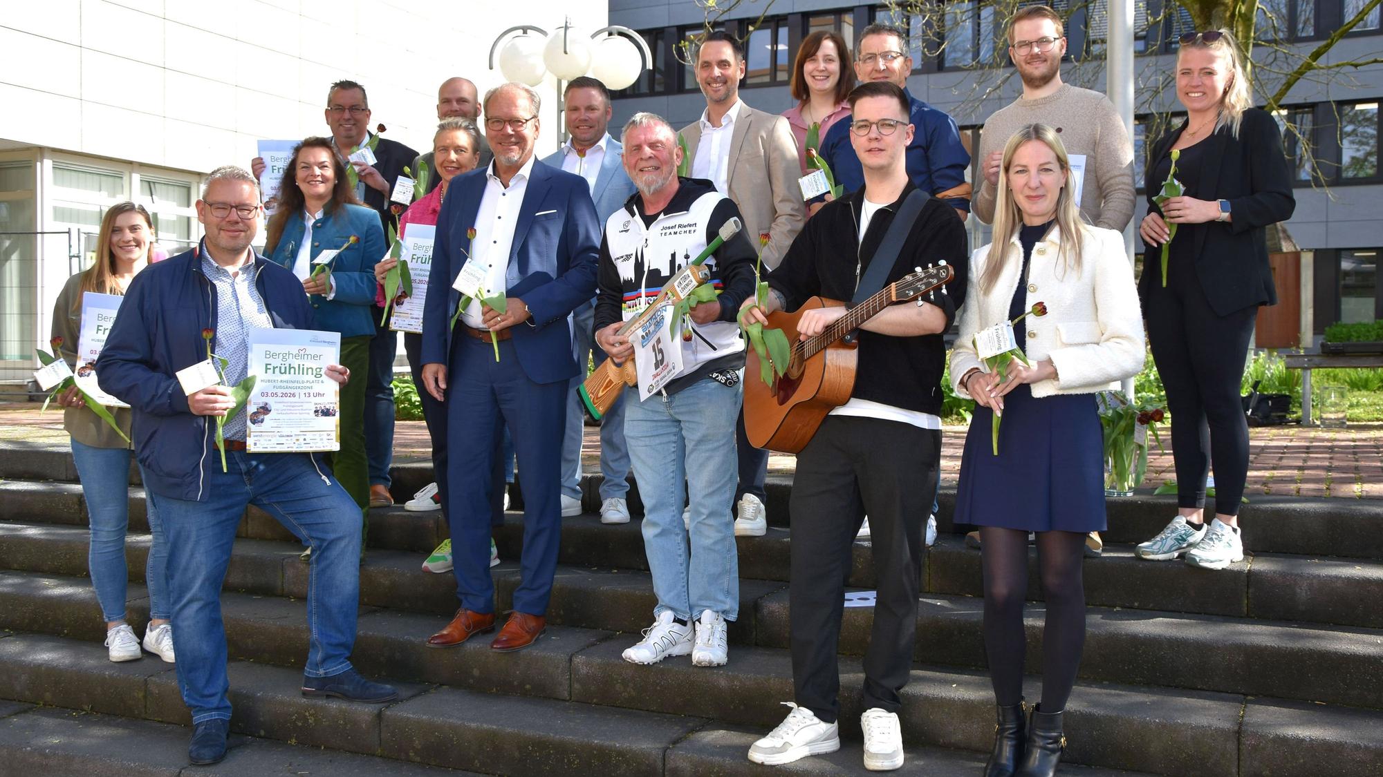 Mit dem Organisationsteam und den Sponsoren stellte Bürgermeister Volker Mießeler das Programm des Bergheimer Frühlings vor.