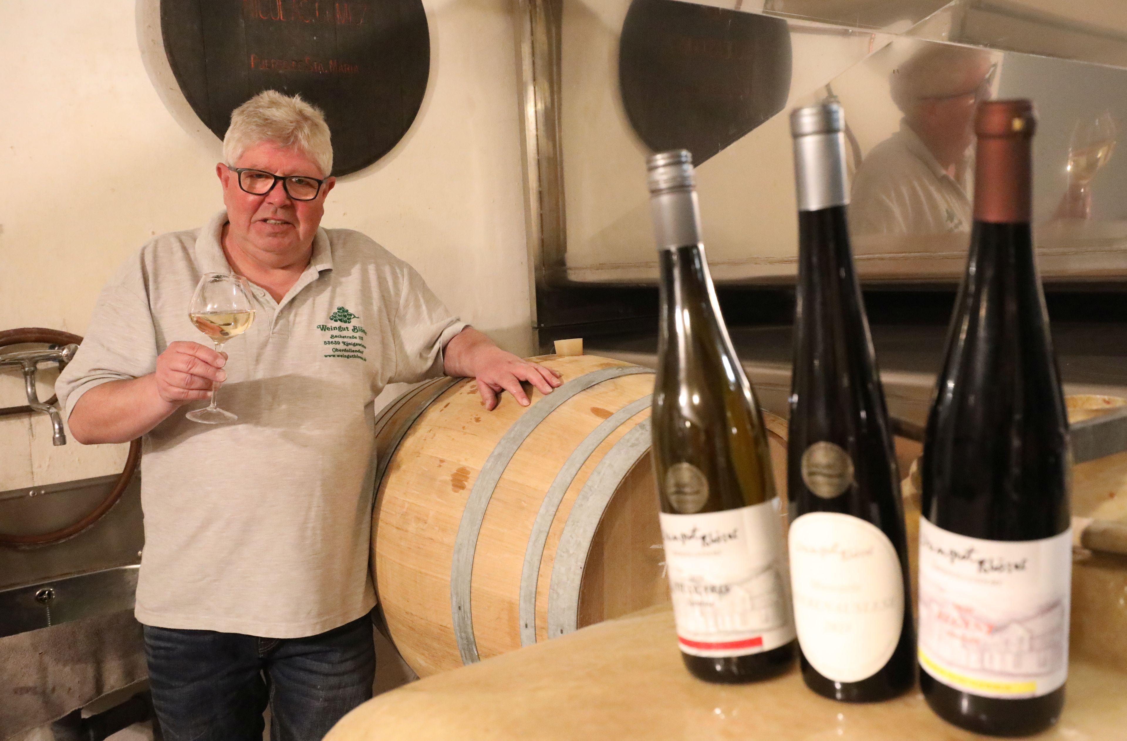 In Eichenholzfass reift gerade der Cabernet Blanc, Winzermeister Bernd Blöser hatte 2008 die ersten pilzwiderstandfähigen Weinreben gepflanzt. Im Vordergrund der mit der Goldenen Prämie ausgezeichnete Muscaris.