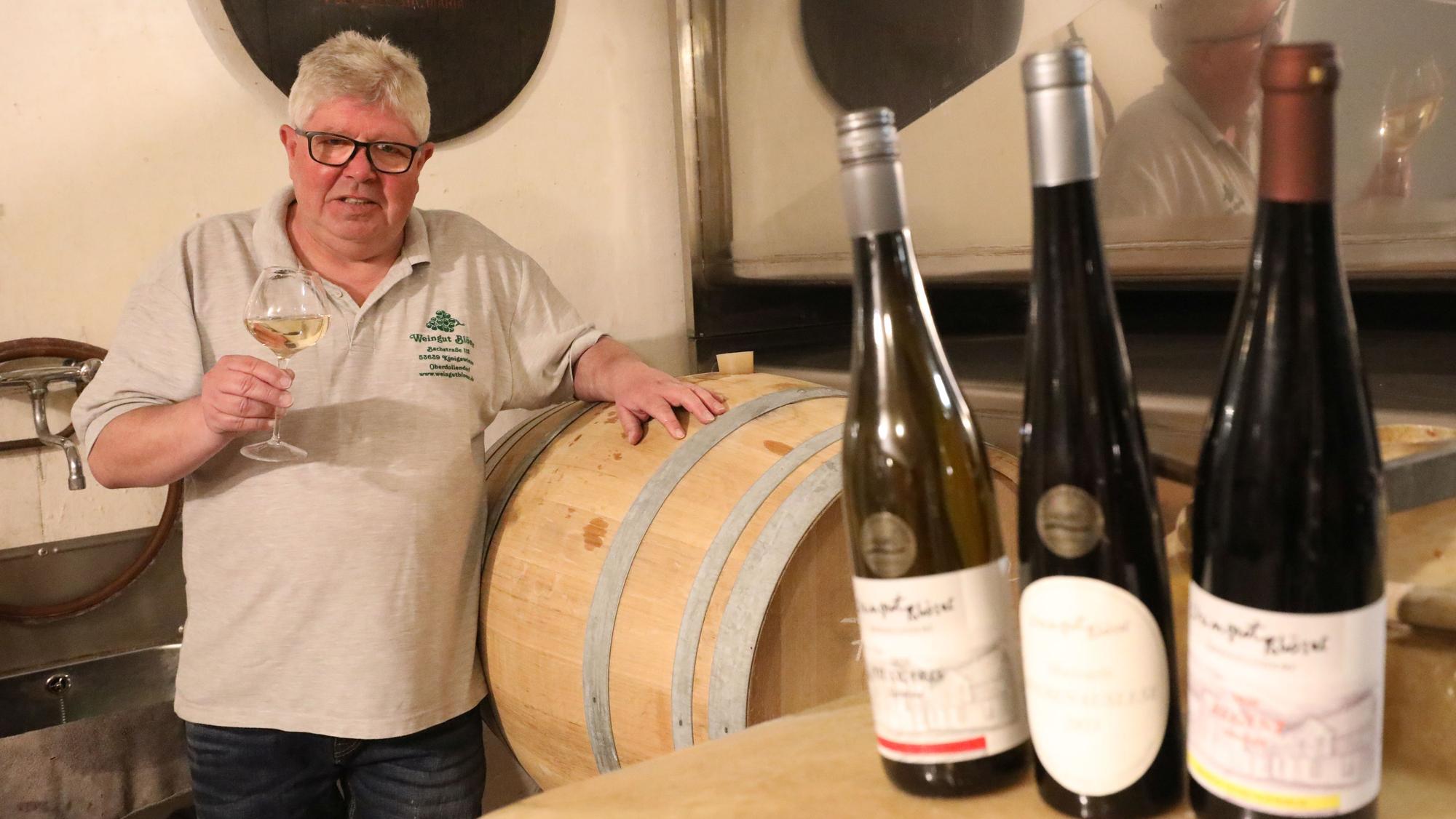 In Eichenholzfass reift gerade der Cabernet Blanc, Winzermeister Bernd Blöser hatte 2008 die ersten pilzwiderstandfähigen Weinreben gepflanzt. Im Vordergrund der mit der Goldenen Prämie ausgezeichnete Muscaris.