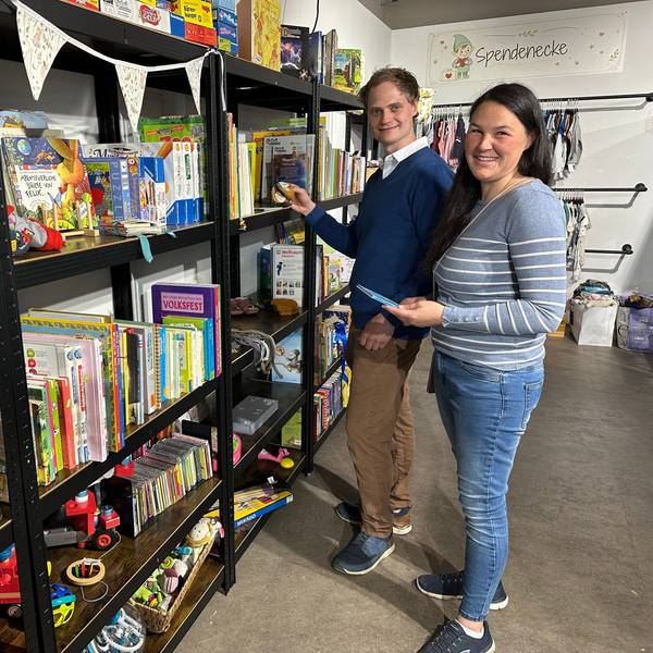 Katharina und Simon Theiß an einem Mietregal im Verkaufsraum der Wichtelwiese in Sankt Augustin.