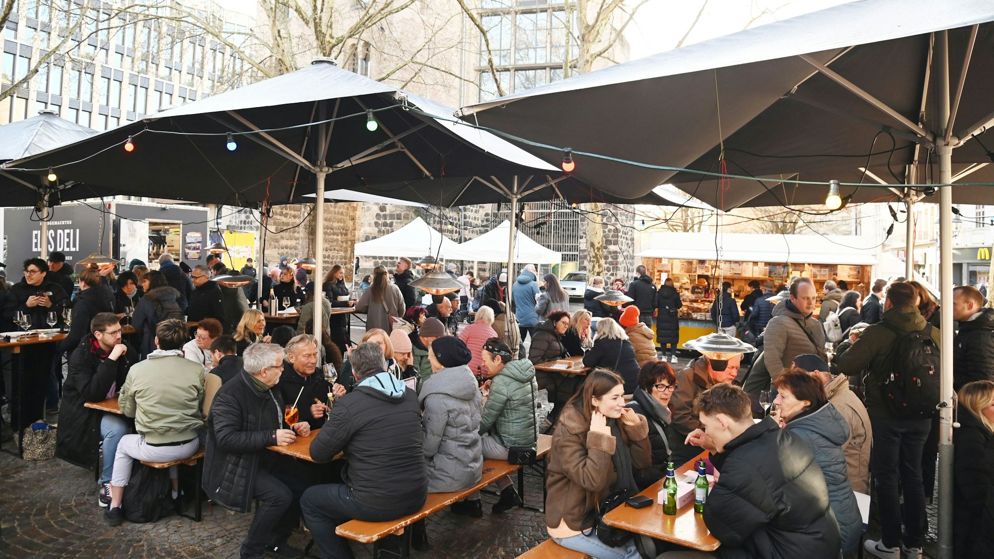26.03.2026 Köln. Letzte Ausgabe des Feierabendmarkts "Meet & Eat" auf dem Rudolfplatz. Die Stadt hat die Genehmigung für den Betreiber nicht verlängert. Foto: Alexander Schwaiger