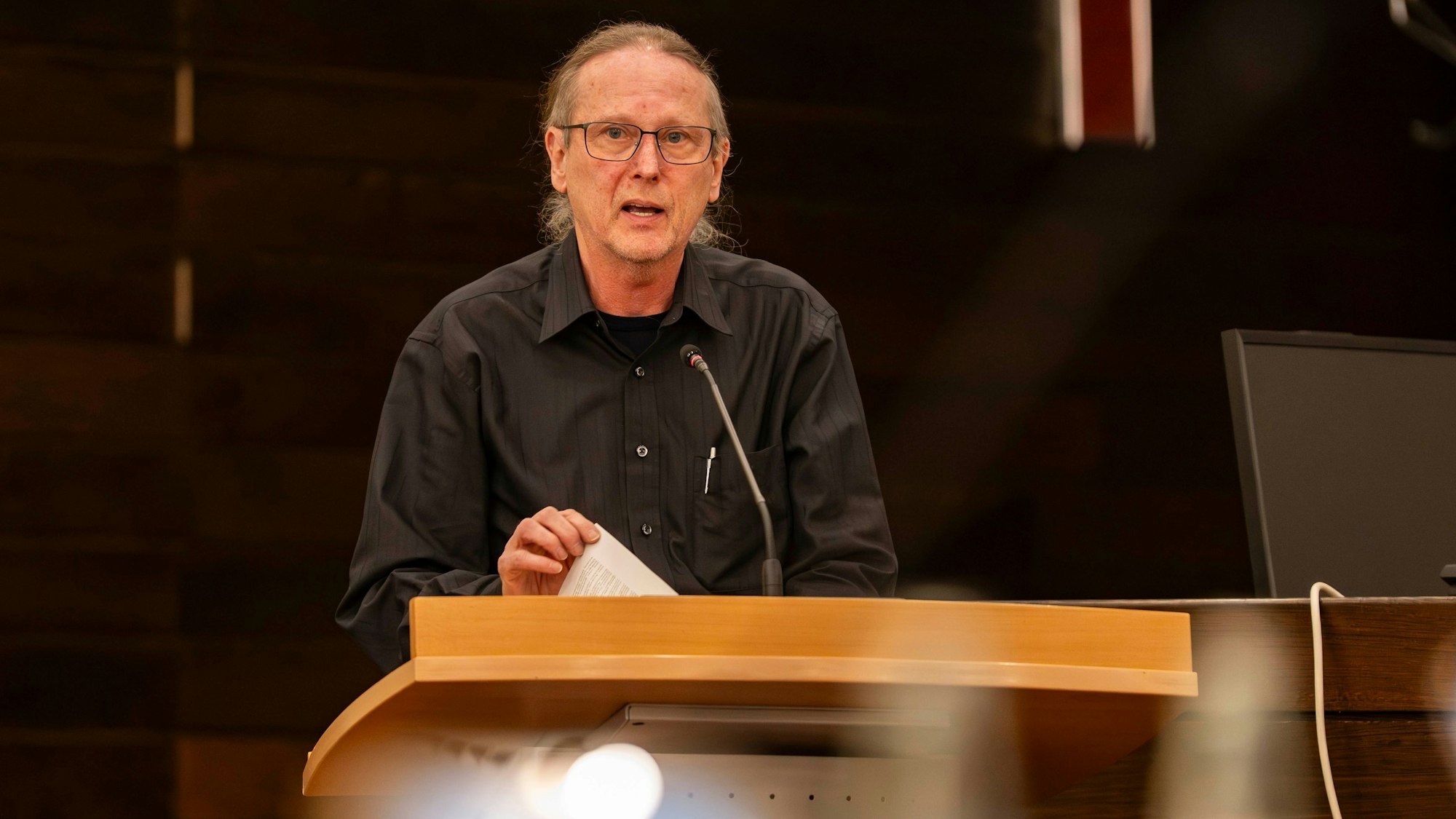 Das Bild zeigt Jörg Grutke am Rednerpult.