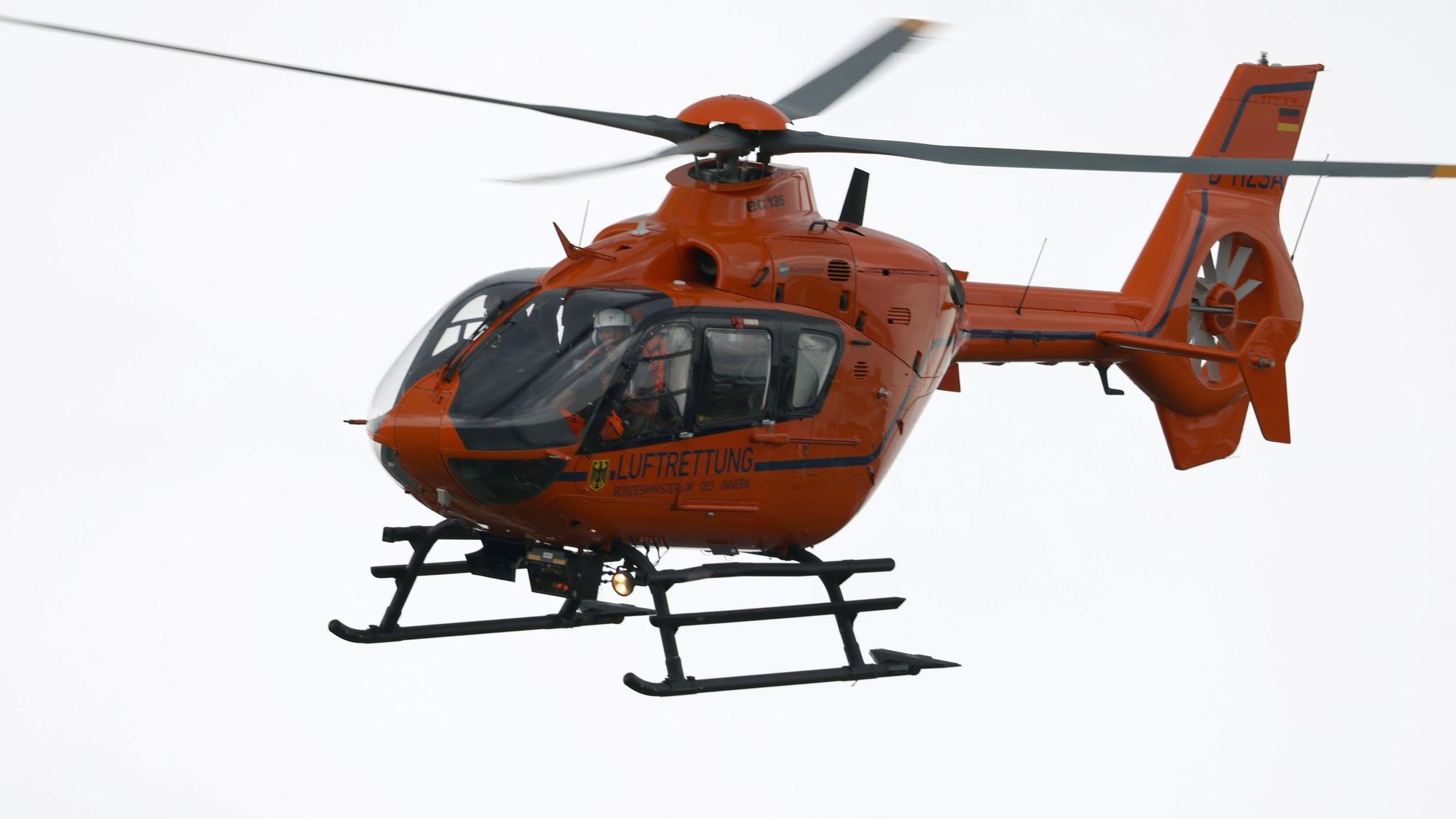 Ein Rettungshubschrauber startet.