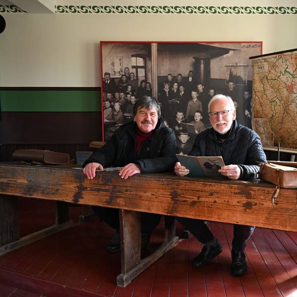 Michael Kamp (l.) und Werner Hütt, Geschäftsführer des Vereins der Freunde und Förderer des Freilichtmuseums Lindlar in einer Schulbank der ehemaligen Elementarschule Hermesdorf.