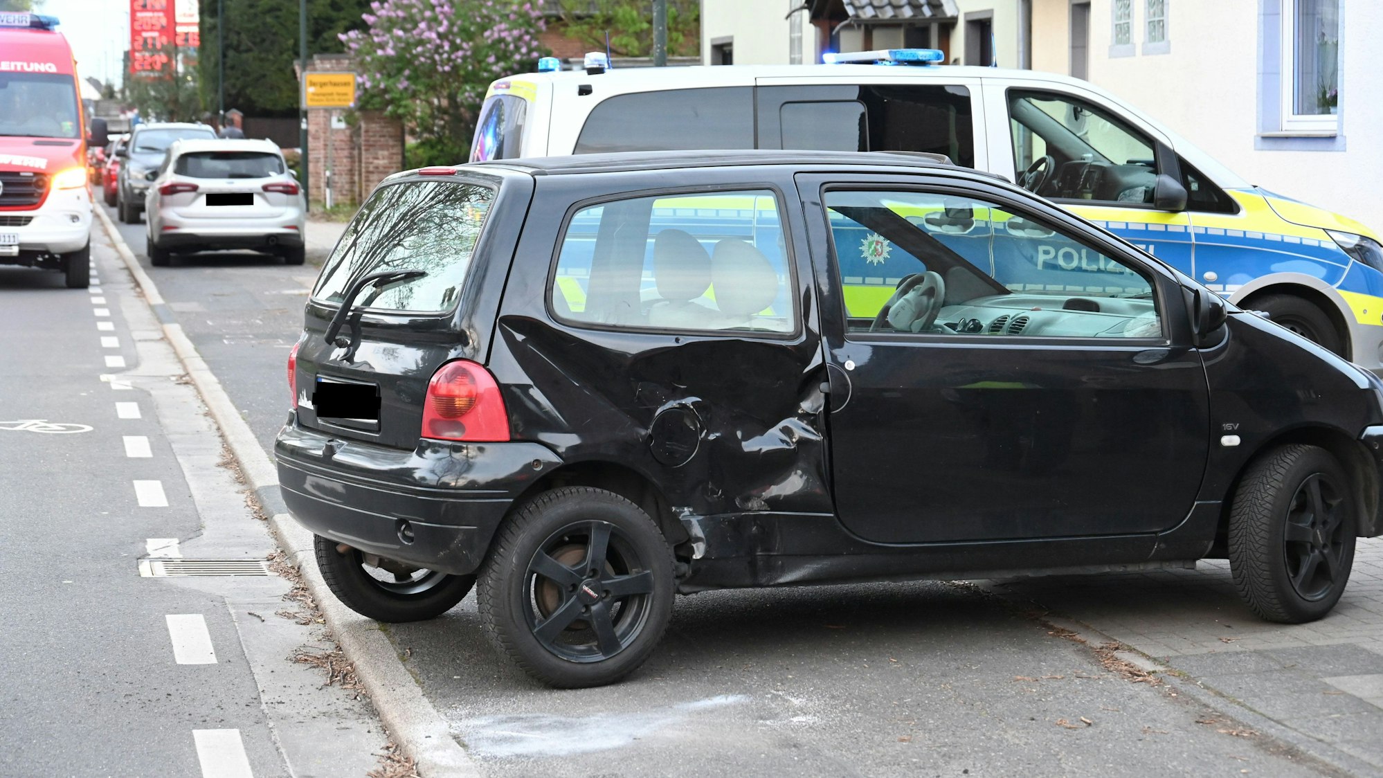 Ein entgegenkommender Kradfahrer ist in die Seite des Pkw gefahren und gestürzt. Der Kradfahrer wurde schwer verletzt in ein Krankenhaus gefahren.