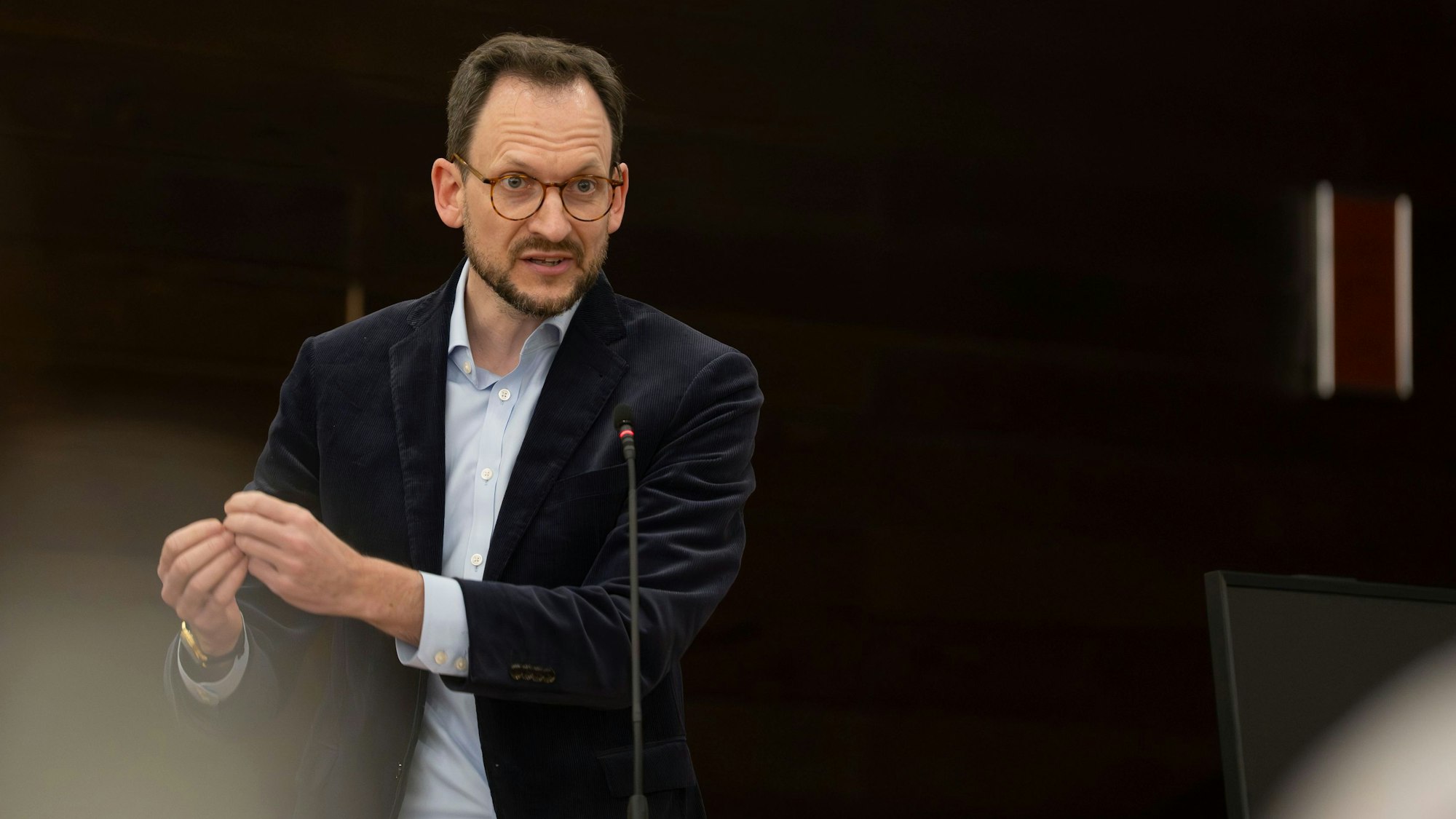 SPD-Fraktionsvorsitzender Thilo Waasem gestikuliert während seiner Rede.