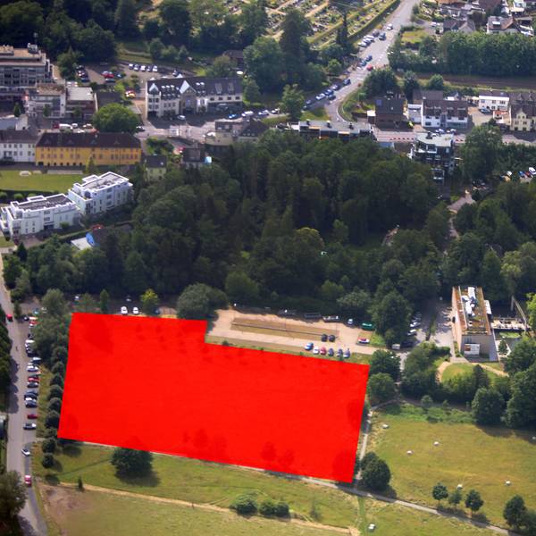 Ein Lufbild mit rot markierter Fläche auf einem Wiesenstück