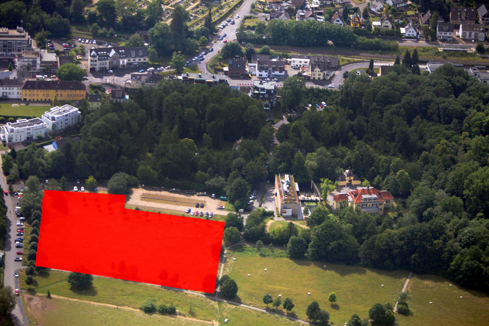 Ein Lufbild mit rot markierter Fläche auf einem Wiesenstück